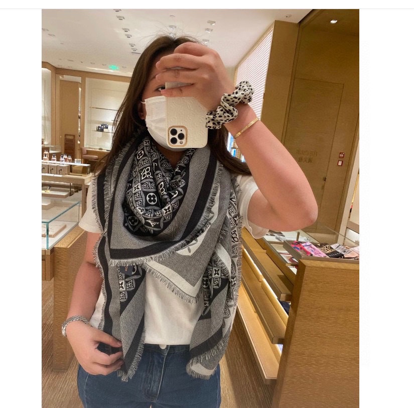 Louis Vuitton AAA+
 Scarf Shawl