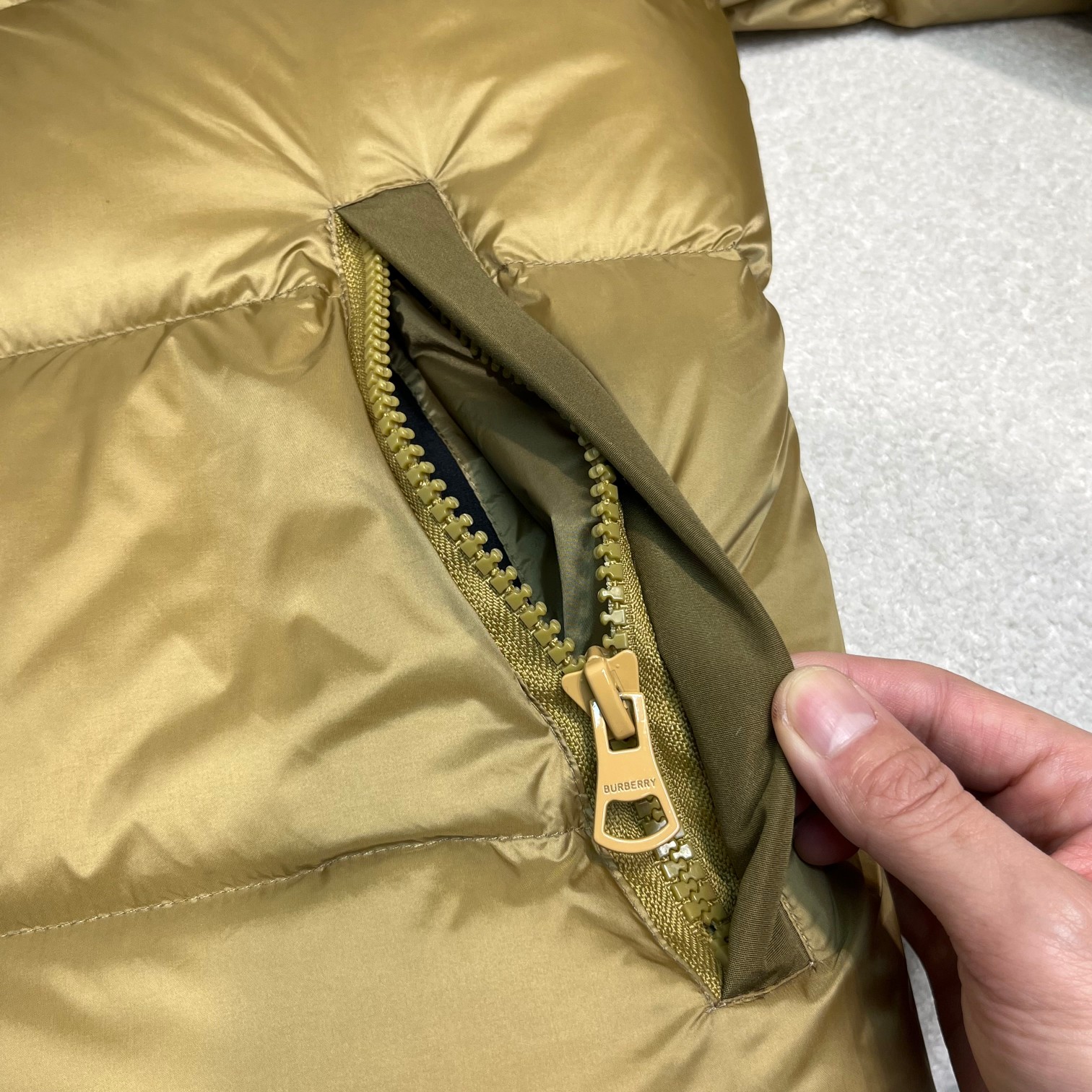B*rry 巴宝莉 22Fw 冬季新款衣袖和帽子可拆卸羽绒服外套