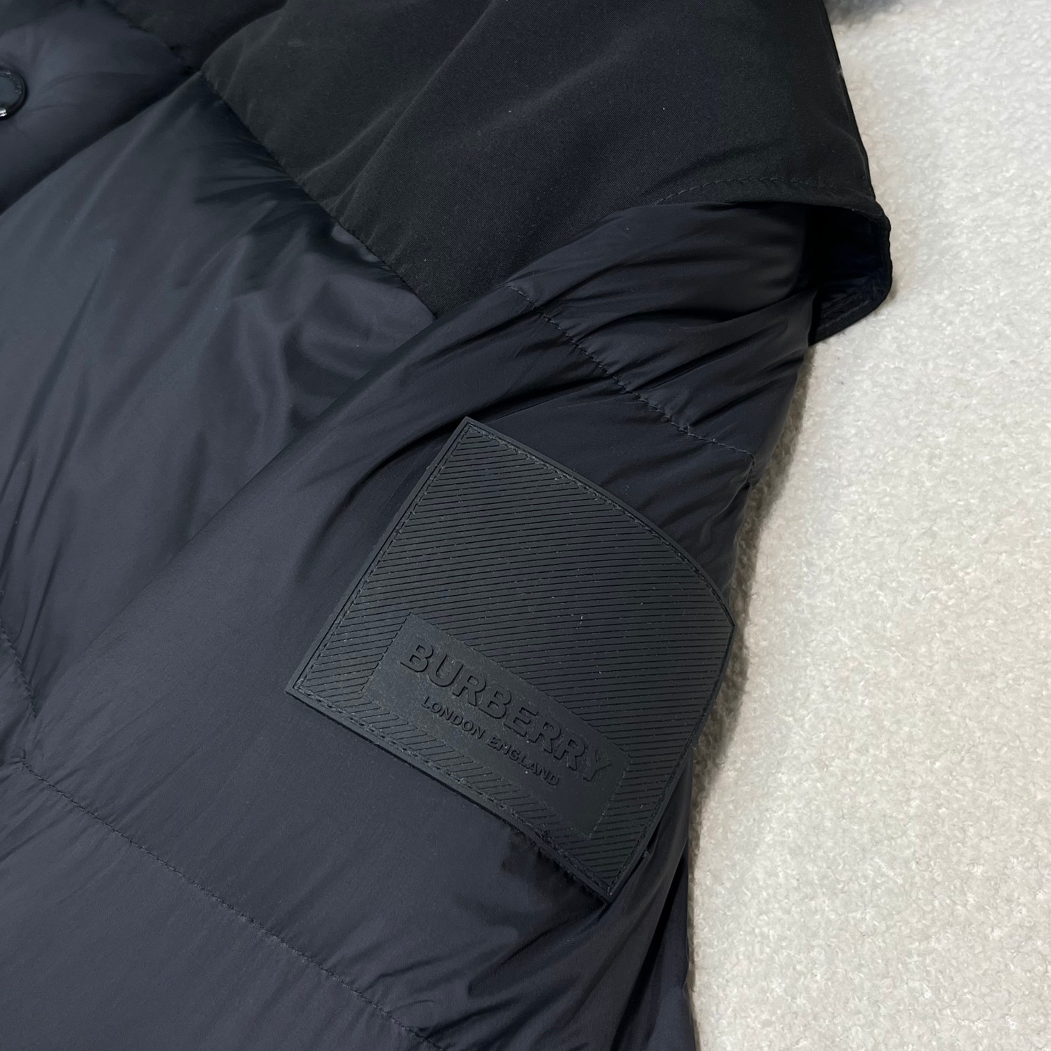 B*rry 巴宝莉 22Fw 冬季新款衣袖和帽子可拆卸羽绒服外套