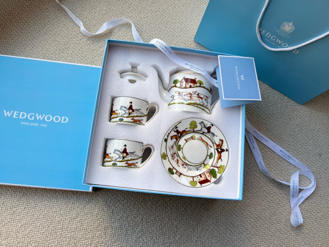 WEDGWOOD Hunting Scenes Fine Bone China Teapot, Cup, and Saucer Set - Comprehensive