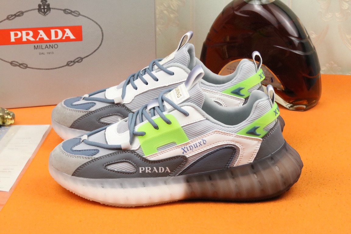 I5 高品质Prada 普拉达 上市著名奢侈品牌,专柜同步更新,意大利男鞋时尚杂志季刊封面主推款鞋面采用意大利进口头层牛皮拼接网布制作,舒适透气内里.原版防滑运动大底,上脚舒适有型. 细节无可挑剔.码数38-43