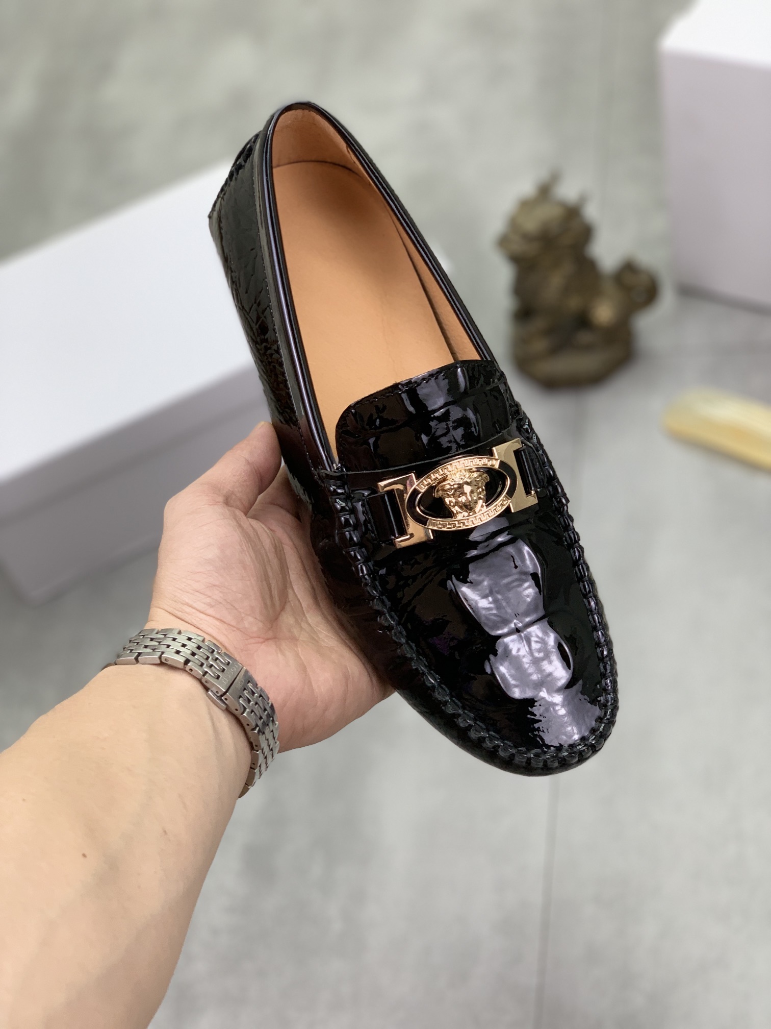 I0 VERSACE 范思哲  香港高品质豆豆鞋.懒人套脚乐福款 此款面料采用进口顶级意大利头层牛皮配原版五金全头层猪皮内里 里更为高档 原版防滑耐磨橡胶大底驾车唯一选择,码数：38-45 37可以定做5色可选