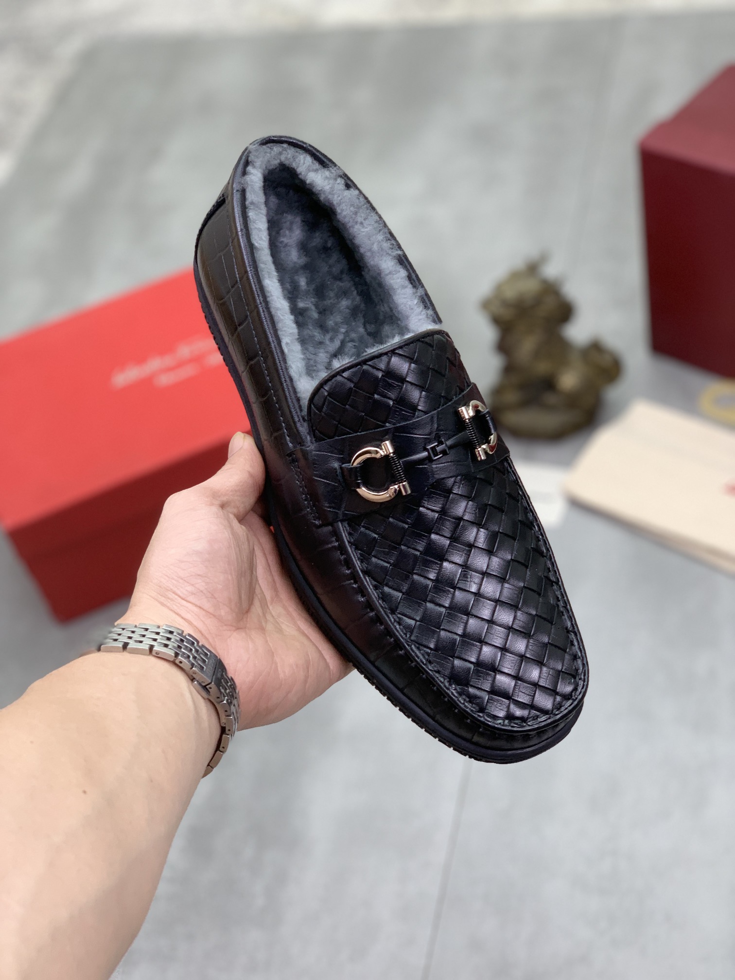 J0 真羊毛里 Ferragamo菲拉格慕香港高品质豆豆鞋.懒人套脚乐福款 此款面料采用进口顶级意大利头层编织牛皮配原版五金保暖真羊毛内里 里更为高档 原版防滑耐磨橡胶大底驾车唯一选择,码数：38-44 黑色可选