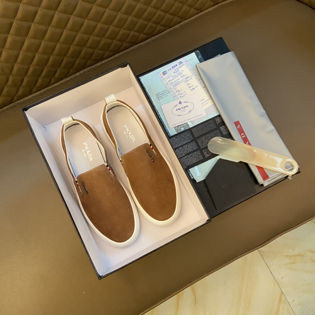 Prada 普拉达 ～独特现代风运动鞋.专柜代购休闲鞋 男士2022专柜同步发售,意大利进口原版品牌精选头柔软磨砂牛皮 拒绝脱色磨脚鞋底：原厂特供原版底, 超酷 法国懒人风格设计 懒人套脚套脚 原单品质 超舒服原版底 . 适合户外司机驾车完美 ,男鞋码数：38-44 45码可定做 黑色 蓝色 棕色 选长期供实体店补货