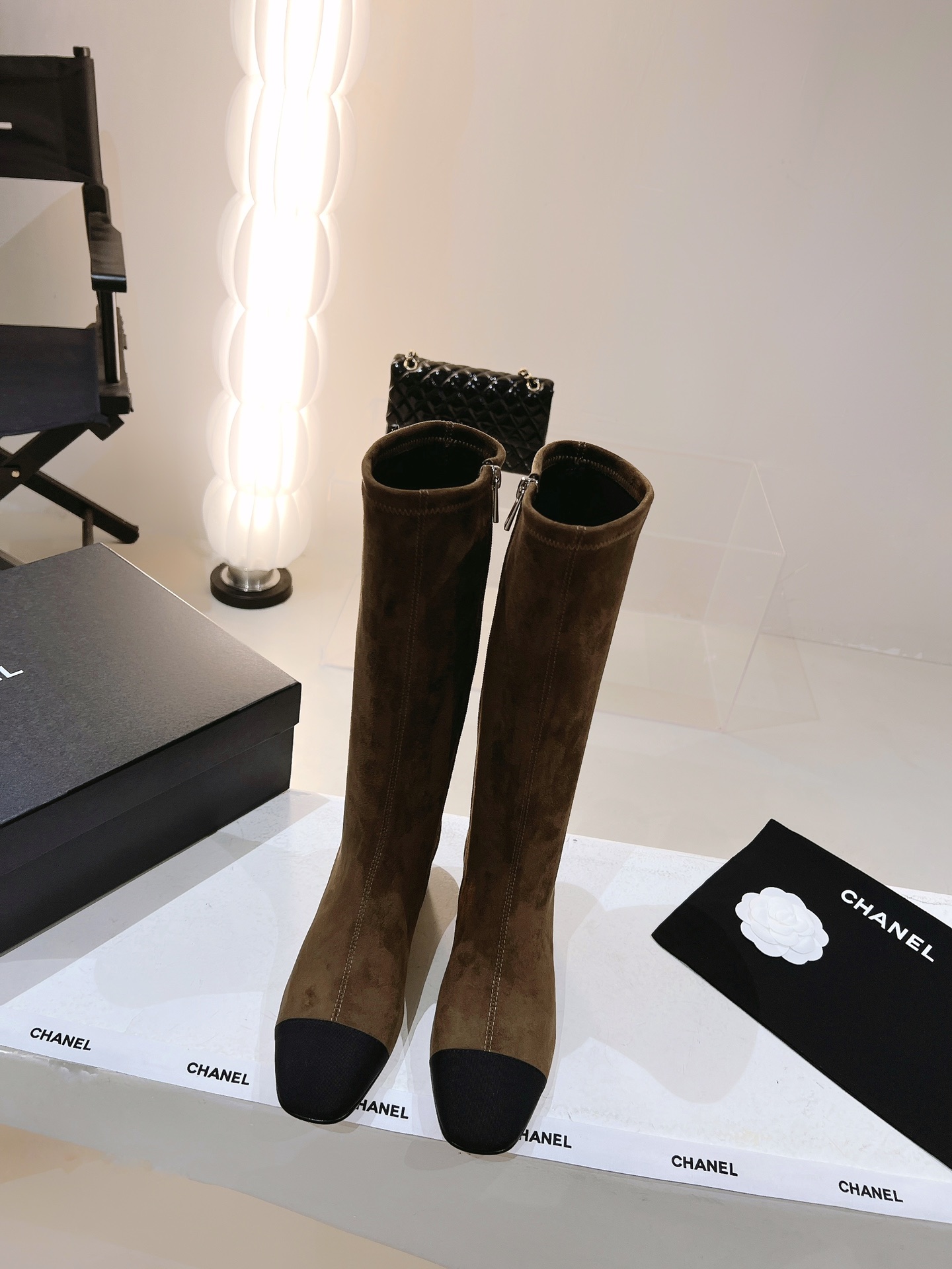 NO:630610,【】【34-42】34 40 41 42 Customized non-returnable stretch leather boots Xiaoxiang Grandma C’s new autumn and winter versatile boots, simplicity is the highest level of beauty. Purchased from Hong Kong and developed 1:1, the shoe shape has been repeatedly debugged for more than two months, especially the toe cap looks simple, but it is a test of technology. No master with ten or eight years can’t make such a taste ~ The upper is made of Italian original custom-made imported elastic sheepskin and silk cloth head  Timeless classic color matching, elegant and intellectual, fashionable and versatile, no matter how you wear it, it will not look out of place. Lambskin lining, Italian genuine leather outsole, boots, chanel, boots, sheepskin, Leather soles19860909【】【34-42】34 40 41 42定制不退换 弹力皮面长靴 小香奶奶C家新款秋冬百搭靴,简单才是最高级的美 香港购入正品1:1开发,鞋型经过两个多月反复调试,尤其是鞋头看似简单,却及其考验技术,没有个十年八年的老师傅是做不出这样的味道的～ 鞋面采用意大利原单定制进口弹力绵羊皮加丝绸布头 永不过时的经典配色,优雅知性,时尚百搭,无论怎么穿都不会显得突兀 内里内里垫脚小羊皮,意大利真皮大底,靴子,chanel,boots,sheepskin,Leather soles,Women's Shoes