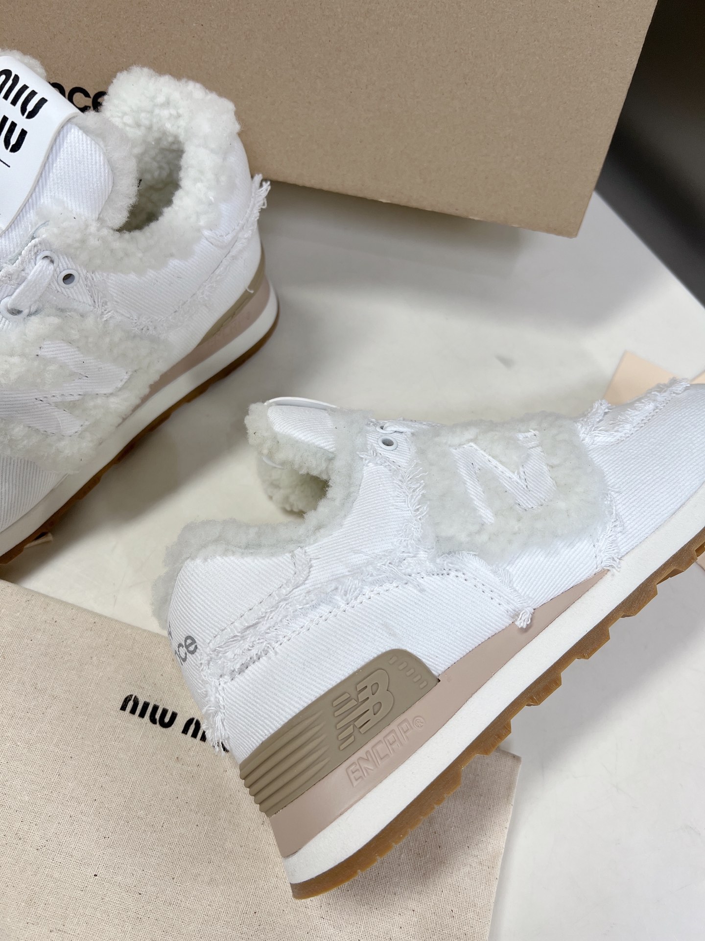 MiuMiu️NewBalance574联名系列各大品牌都热衷于跨界联名缪缪这次联名诚意满满非常有亮点️