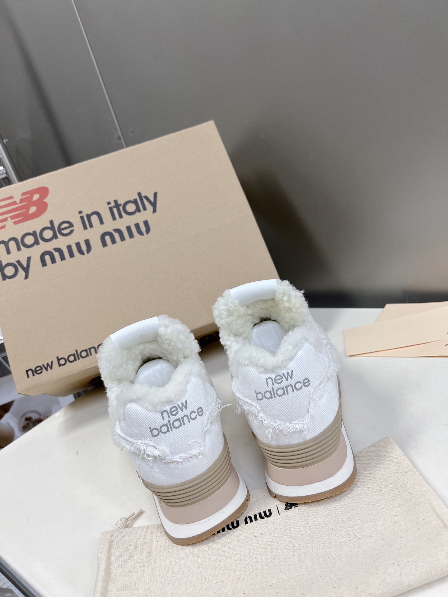 MiuMiu️NewBalance574联名系列各大品牌都热衷于跨界联名缪缪这次联名诚意满满非常有亮点️