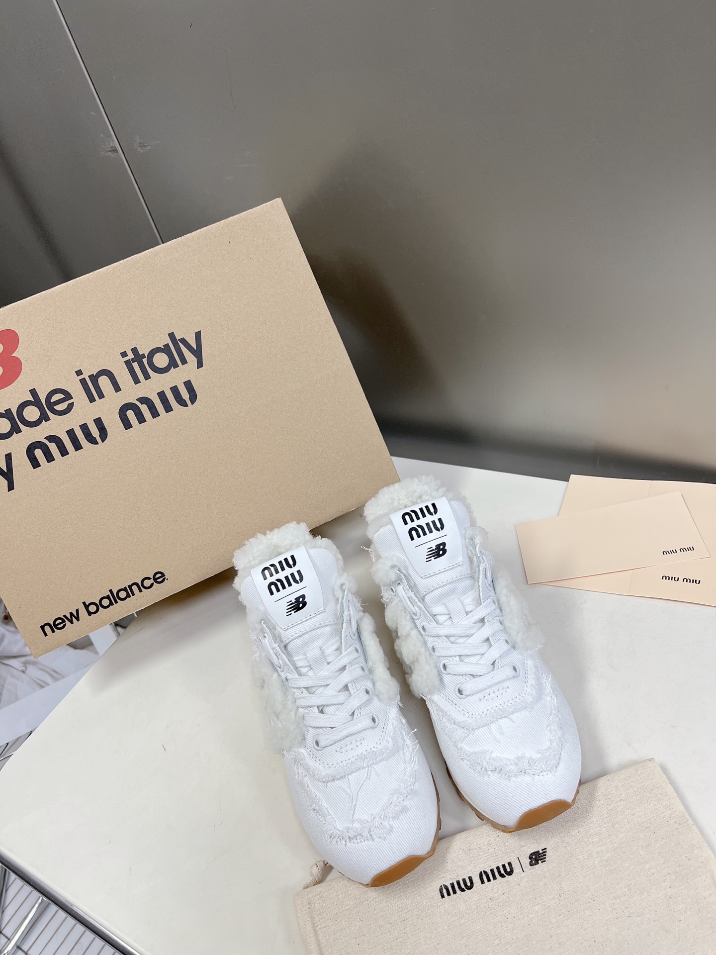 MiuMiu️NewBalance574联名系列各大品牌都热衷于跨界联名缪缪这次联名诚意满满非常有亮点️