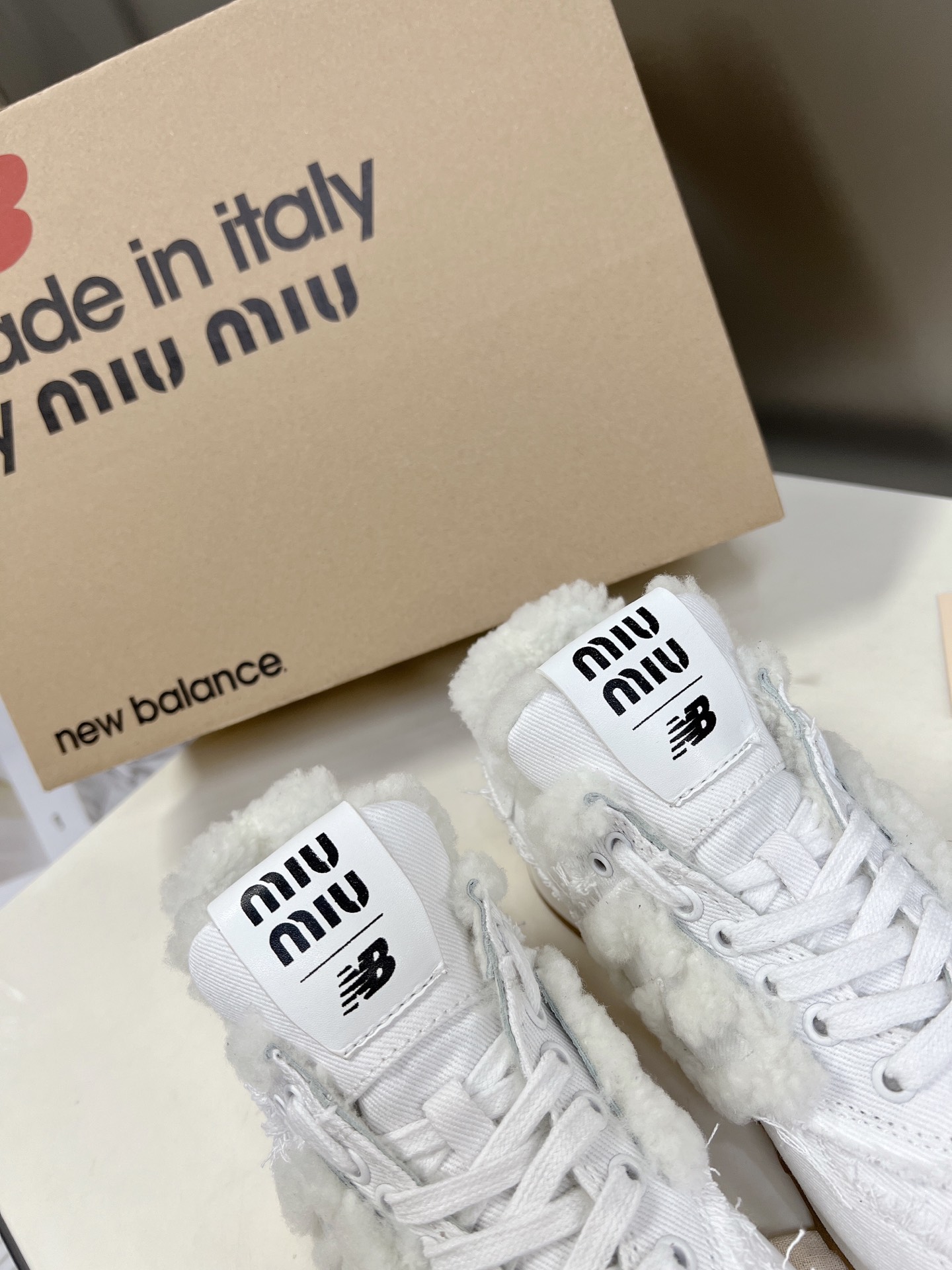 MiuMiu️NewBalance574联名系列各大品牌都热衷于跨界联名缪缪这次联名诚意满满非常有亮点️