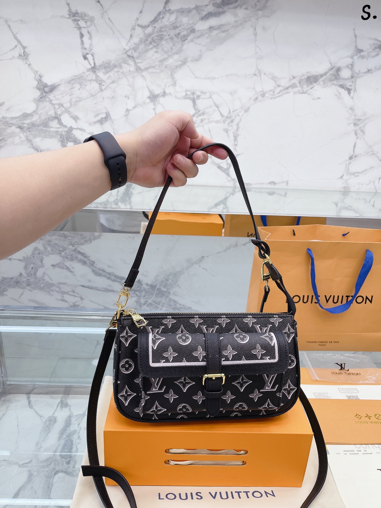 J5 大法棍  Louis Vuitton 路易威登 LV 2022 Maxi for you白色老花，有没有姐妹和我有同样的 感觉，第一眼没有觉得特别好看，但是越看越好看，隐隐 约约透露着 vintage的感觉 包包型号：M20920 这款包只有一个尺寸：13.5*23.5*4cm 经典老花配色搭配亮五金。包包配有 3条肩带， 一个肩带 做腋下被，另两条肩带扣在一起做斜挎用，这款包也可以 做手拿包， 一包三用。 肩带长短可以调节， 一共5个档位 尺寸 27 15cm