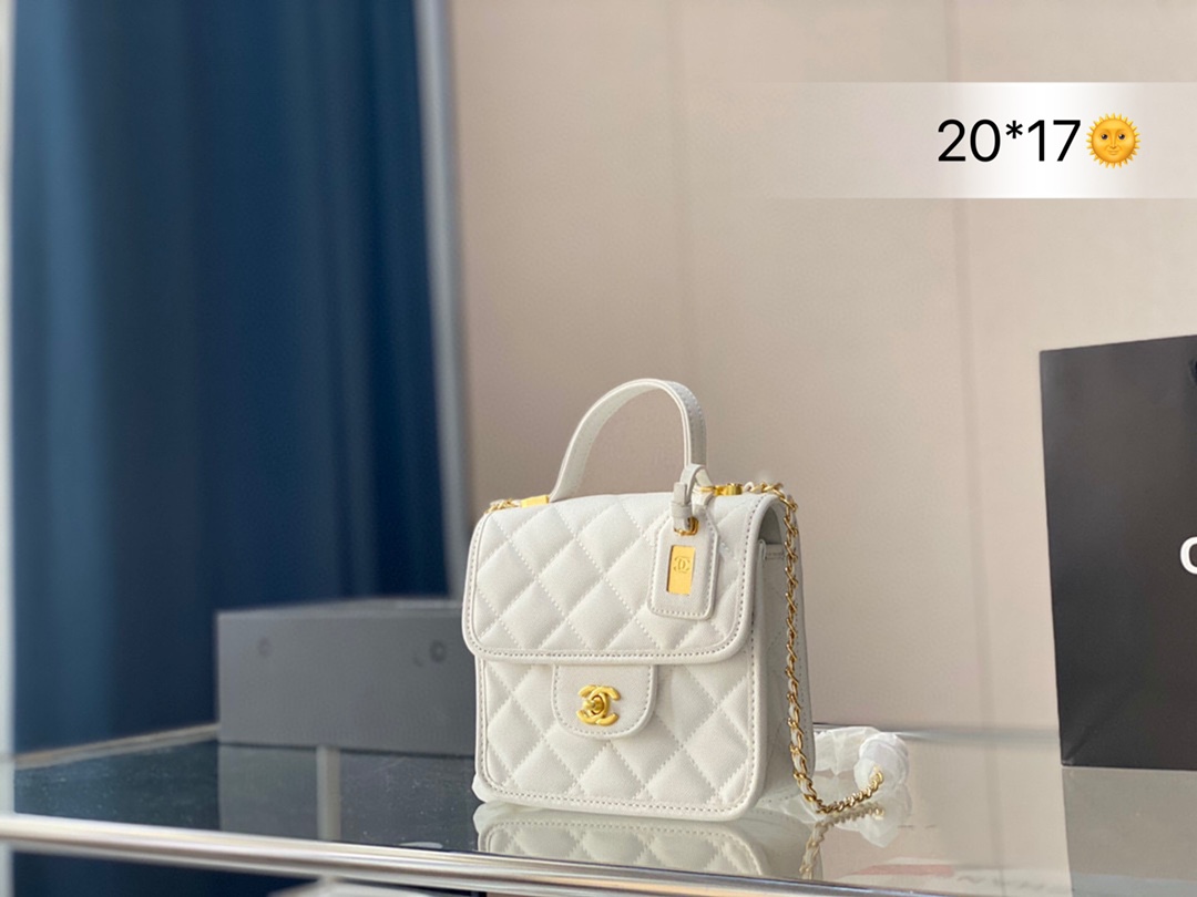 J5 香奈儿Chanel 新品上架 哇~是美到炸裂的!!很精致,容量也超级力!手机纸巾卡 包唇膏绝无问题,精致得不行!而且.上身效果棒棒的,链子长度刚好,取东西 超方便 上身效果不错,不挑人，轻巧,容量大,肯定实用! 20*17