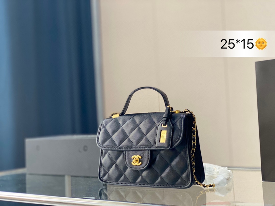 J5 香奈儿Chanel 新品上架 哇~是美到炸裂的!!很精致,容量也超级力!手机纸巾卡 包唇膏绝无问题,精致得不行!而且.上身效果棒棒的,链子长度刚好,取东西 超方便 上身效果不错,不挑人，轻巧,容量大,肯定实用! 25 15配折叠盒