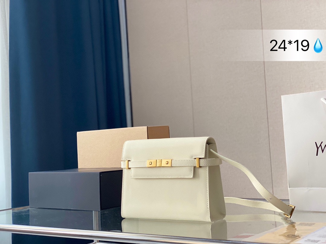 K5 原版全牛皮 高版本 火到要配货!圣罗兰曼哈顿包两种皮质 有一只包包越来越火，就是很难不被注意到的Saint Laurent曼哈顿包，本来走吸烟装痞帅风格的圣罗兰又推出 全新包型，我觉得是SAC DE JOUR变形版，去了提手，而皮质部分换成金属扣~我喜欢一切简单帅性的东西，这只包也同样在我的list.上~ Saint Laurent 圣罗兰 YSL  曼哈顿包包 24*19cm