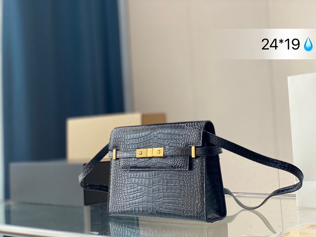 K5 鳄鱼纹 原版全牛皮 高版本 火到要配货!圣罗兰曼哈顿包两种皮质 有一只包包越来越火，就是很难不被注意到的Saint Laurent曼哈顿包，本来走吸烟装痞帅风格的圣罗兰又推出 全新包型，我觉得是SAC DE JOUR变形版，去了提手，而皮质部分换成金属扣~我喜欢一切简单帅性的东西，这只包也同样在我的list.上~ Saint Laurent 圣罗兰 YSL  曼哈顿包包 24*19cm”},”title”:”鳄鱼纹 原版全牛皮 高版本 火到要配货!圣罗兰曼哈顿包两种皮质 有一只包包越来越火，就是很难不被注意到的Saint Laurent曼哈顿包，本来走吸烟装痞帅风格的圣罗兰又推出 全新包型，我觉得是SAC DE JOUR变形版，去了提手，而皮质部分换成金属扣~我喜欢一切简单帅性的东西，这只包也同样在我的list.上~ Saint Laurent 圣罗兰 YSL  曼哈顿包包 24*19cm