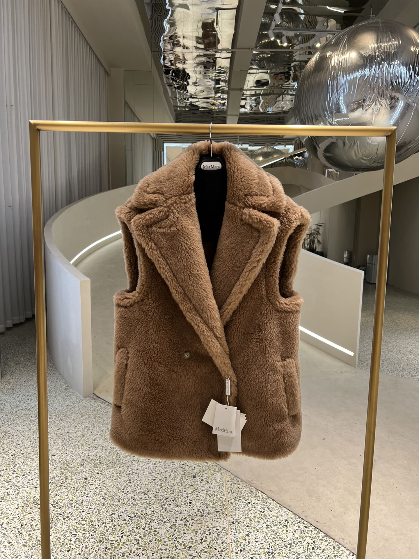 NO:637366,Maxmara Autumn and Winter Teddy Bear Vest TEDDY Classic Teddy Bear Vest, a classic every year, the wrapping property will keep you warm. It can be worn casually with a sweater. Three colors, three sizes, camel color. Product ingredients: 84 camel velvet, 4 camel hair, 12 mulberry silk. Number of yards xs s m (counter extermination version), Maxmara-clothing, hoodie, sweatshirts, alexander wang19860909Maxmara灭世版秋冬泰迪熊马甲 TEDDY 经典 泰迪熊马甲,每一年经典之作,包裹性让你暖暖的 搭配卫衣随意随性 三色 三码 驼色 产品成分 84骆驼绒 4骆驼毛毛 12桑蚕丝 码数 xs s m（专柜灭世版本）,麦丝玛拉-服装,hoodie,sweatshirts,alexander wang,Women's clothing