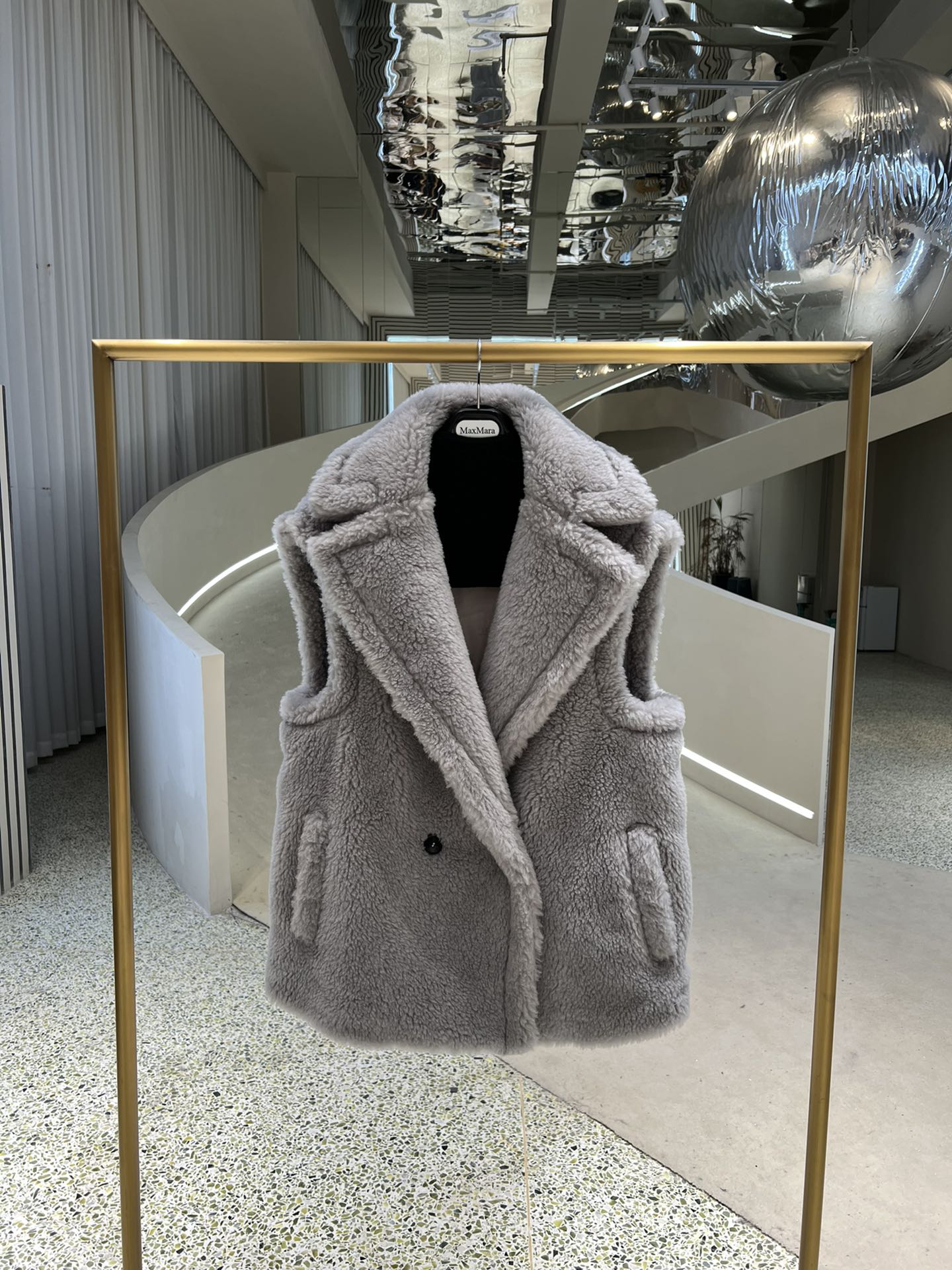 NO:637368,Maxmara Autumn and Winter Teddy Bear Vest TEDDY Classic Teddy Bear Vest, a classic every year, the wrapping property will keep you warm, casual and casual with a sweater, three colors, three sizes, light gray Product ingredients 62 alpaca 26 sheep wool 12 mulberry silk yardage19860909Maxmara灭世版秋冬泰迪熊马甲 TEDDY 经典 泰迪熊马甲,每一年经典之作,包裹性让你暖暖的 搭配卫衣随意随性 三色 三码 浅灰色 产品成分 62羊驼毛 26绵羊毛 12桑蚕丝 码数 xs s m（专柜灭世版本）,麦丝玛拉-服装,hoodie,sweatshirts,alexander wang,Women's clothing