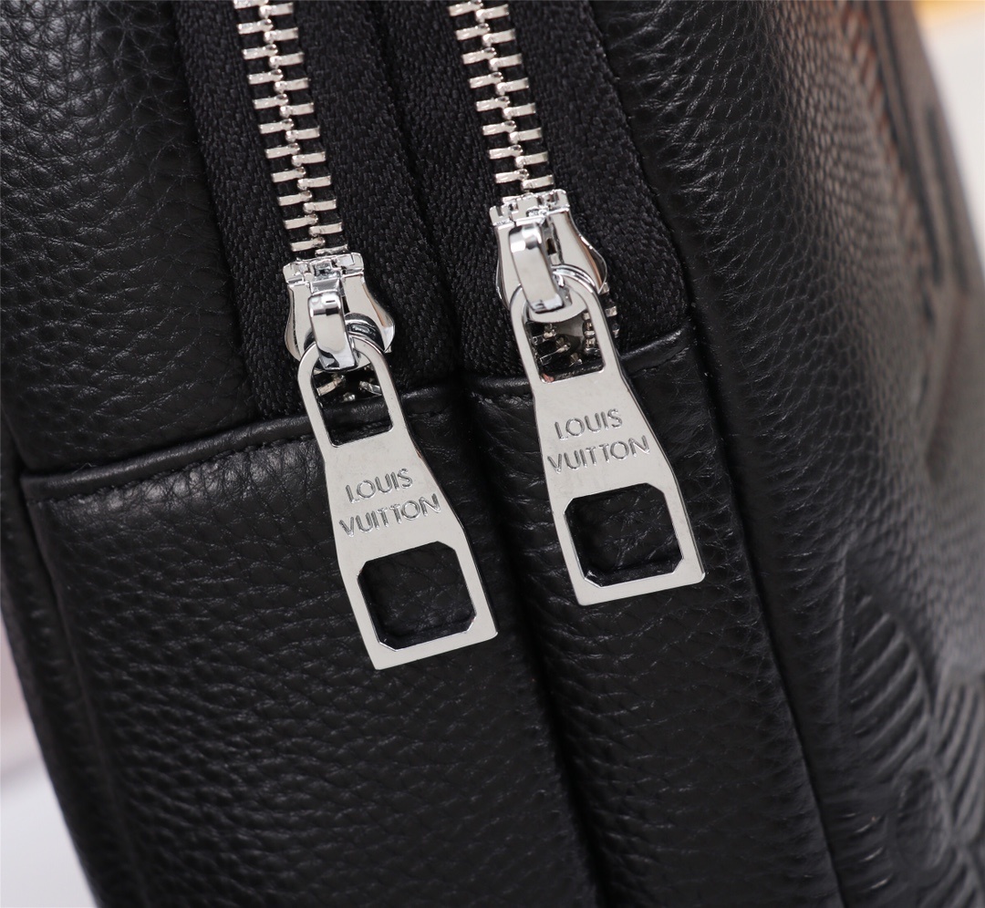 🌹 LOUIS VUITTON(路易威登)🆕高级定制 男士胸包系列 官网代购 顶级品质,可专柜对比。顶级