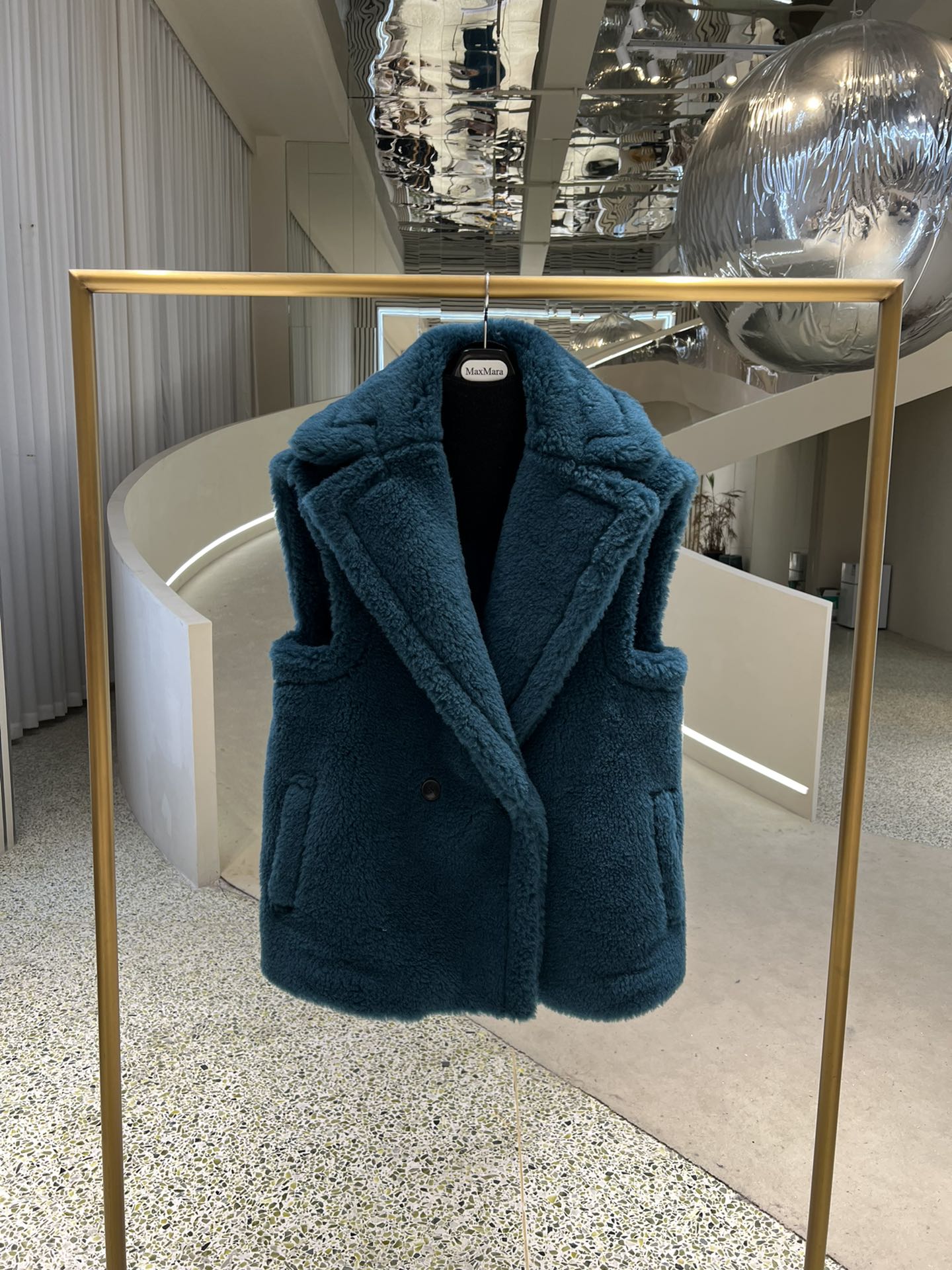 NO:637367,Maxmara Autumn and Winter Teddy Bear Vest TEDDY Classic Teddy Bear Vest, a classic every year, the wrapping property will keep you warm, casual and casual with a sweater Three colors Three sizes Peacock Blue Product ingredients 62 alpaca 26 sheep wool 12 mulberry silk Yard size xs s m (counter extermination version), Maxmara-clothing, hoodie, sweatshirts, alexander wang19860909Maxmara灭世版秋冬泰迪熊马甲 TEDDY 经典 泰迪熊马甲,每一年经典之作,包裹性让你暖暖的 搭配卫衣随意随性 三色 三码 孔雀蓝 产品成分 62羊驼毛 26绵羊毛 12桑蚕丝 码数 xs s m（专柜灭世版本）,麦丝玛拉-服装,hoodie,sweatshirts,alexander wang,Women's clothing