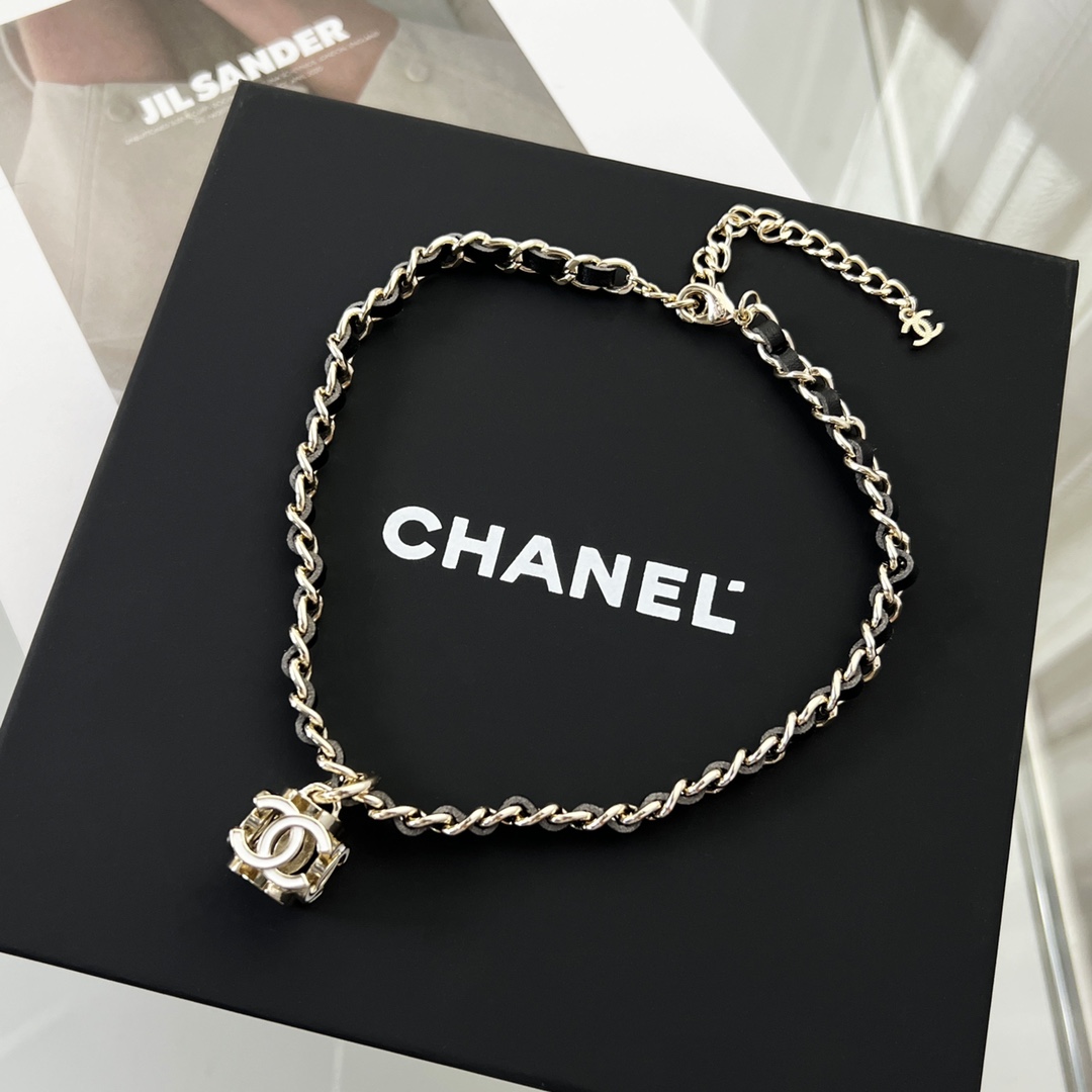 新款☑️CHANEL香奈儿双c方形黑皮绳项链