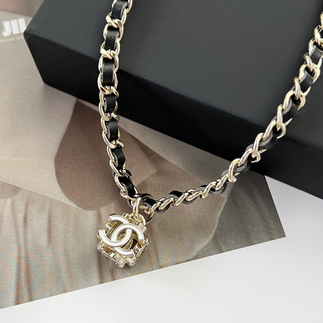 新款☑️CHANEL香奈儿双c方形黑皮绳项链