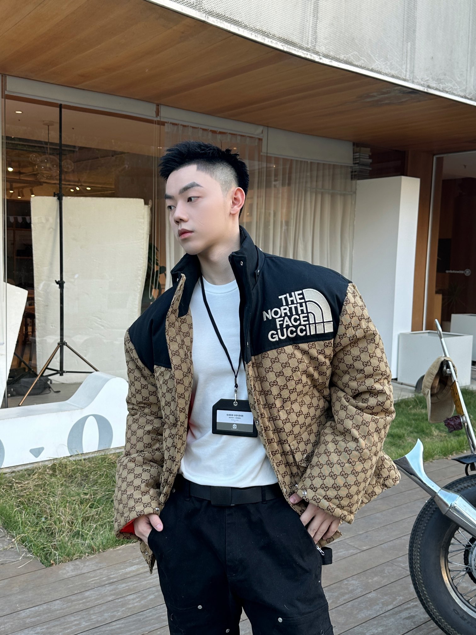 NO:570085,Down Jacket-. GUC North Face co-branded jacquard logo hooded down jacket. Classic double G custom-dyed jacquard fabric. High-density cotton canvas. The jacquard fabric material is composed of 71 high-quality cotton mixed with 29 polyester fiber. After custom-dyed to camel and ebony colors, the full jacquard process is carried out. The pattern design is neat and orderly, and the pattern presentation is no different from the real thing!  The outermost layer of our custom-made jacquard fabric, velvet-proof high-density lining fabric, and gallbladder fabric are all high-density materials. The first function of the gallbladder cloth is to wrap the down to achieve segmentation. The second important function is that the gallbladder fabric must undergo special industrial treatment to prevent velvet. The surface jacquard fabric material has the function of carrying wind and keeping warm!  There is logo embroidery on the front side of the body, and the edges are cleanly processed and the thickness is even!  The needle-covered embroidery process, the overall stitching is fine, and the fineness and texture are consistent!  The entire front and back, pockets, and sleeves are sewn on floral pieces, and the body hardware accessories are custom molded and engraving, with clear and smooth fonts!  Color Khaki Green Size S-L,,gucci,The North Face,jackets & coats,down jacket,hats,alexander wang19860909羽绒服-. GUC北面联名提花标识连帽羽绒外套 经典双G定染提花面料 高密度棉质帆布,提花面料材质由71高质棉混29聚酯纤维组成.定染出驼色和乌木色后,进行全副提花工艺制作.排花设计整齐有序、图案呈现与实物无异！ 最外层我们定制提花面料、防钻绒高密里布、胆布均为高密材质,胆布的第一个作用就是包裹羽绒而达到分割的作用.第二个重要作用是胆布是要经过特殊工业处理防止钻绒的.表层提花面料材质属于具有扛风保暖功能！ 衣身前侧带有标志logo刺绣,边缘位置处理干净、厚度匀称！包针刺绣工艺,整体针脚细密,精细度质感一致！ 全幅前后、口袋、袖位对花裁片缝纫,衣身五金配件开模定制,做有刻字处理,字体清晰流畅！ 颜色卡其色 绿色 尺码S-L,,gucci,The North Face,jackets & coats,down jacket,hats,alexander wang,Men's clothing