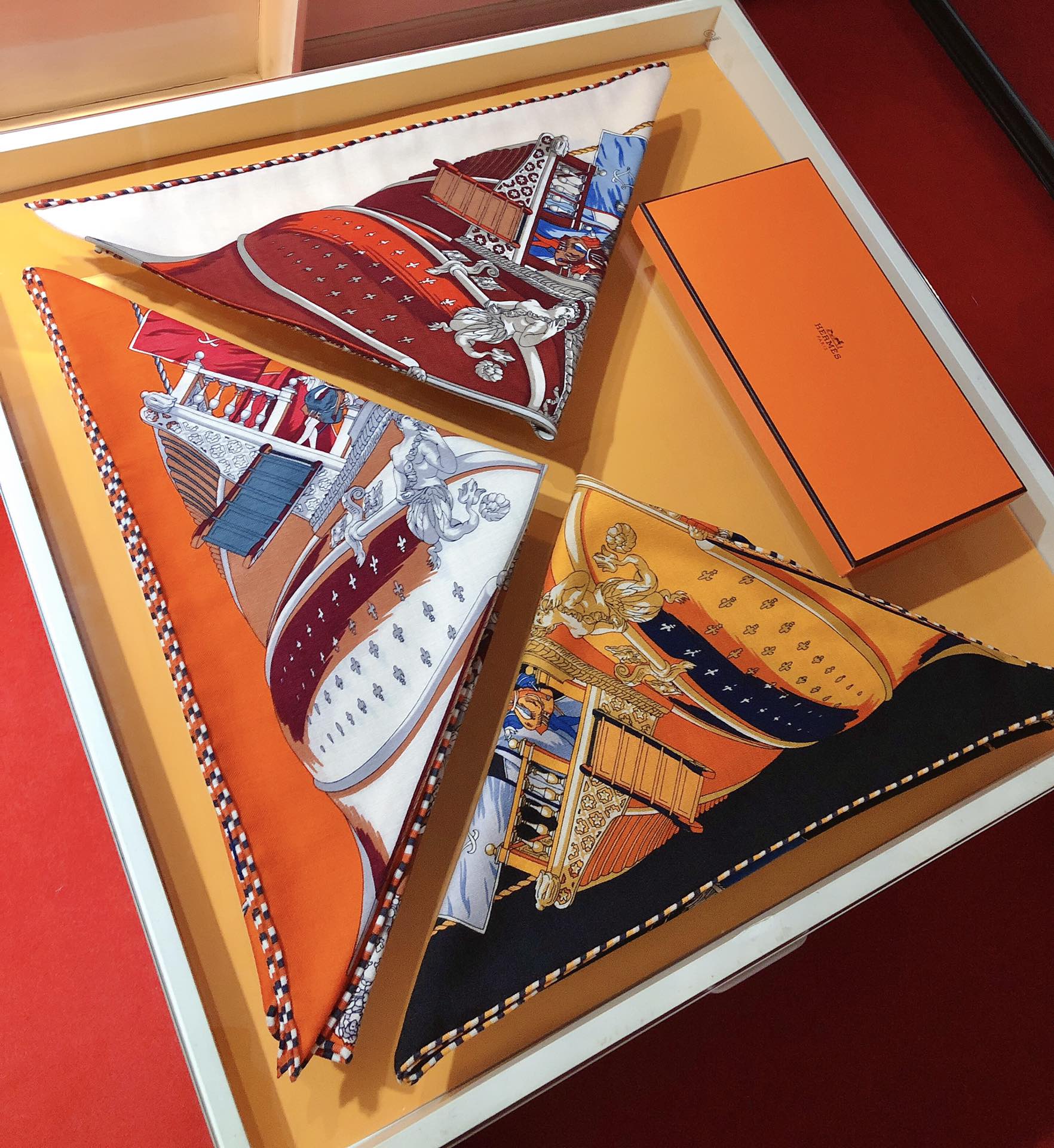 NO:169825,RHMS2279 Hermes [La Reale] velvet triangle scarf, counter synchronized!  The carved beam stern in the pattern is the main exhibit of the National Naval Museum in Paris. This eye-catching battleship has elegant lines and ornate decorative patterns. Its history can be traced back to the 17th century and was originally the main warship of the Louis XIV Royal Fleet. This large triangle scarf uses a classic cashmere and silk blend fabric, which is soft and light and easy to wear. You deserve to pamper yourself!  It is an ideal companion for cold days and provides you with warm care. Super practical, smooth feel, easy to shape the fabric, pure hand-curled edges. [70 cashmere 30 silk. Long side 188 x oblique edge 94 cm], high-version scarf, hermes, louis vuitton, real silk19860909RHMS2279爱马仕【La Reale】丝绒大三角巾,专柜同步！图案中的这艘雕梁船尾是巴黎国家海军博物馆的主要展品,这艘引人瞩目的战舰拥有优雅的线条和华丽的装饰雕纹,其历史可追溯至17世纪,原属于路易十四皇家舰队的“Reale”号主战船.这款大三角巾采用经典山羊绒和真丝混纺面料,柔软轻盈,佩戴方便.您值得宠爱自己！它是寒冷日子的理想伴侣,为您提供温暖呵护.超实用 ,手感顺滑好面料易塑形,纯手工卷边.【70羊绒30真丝.长边188 x 斜边94 cm】,高版本围巾,hermes,louis vuitton,real silk,scarf