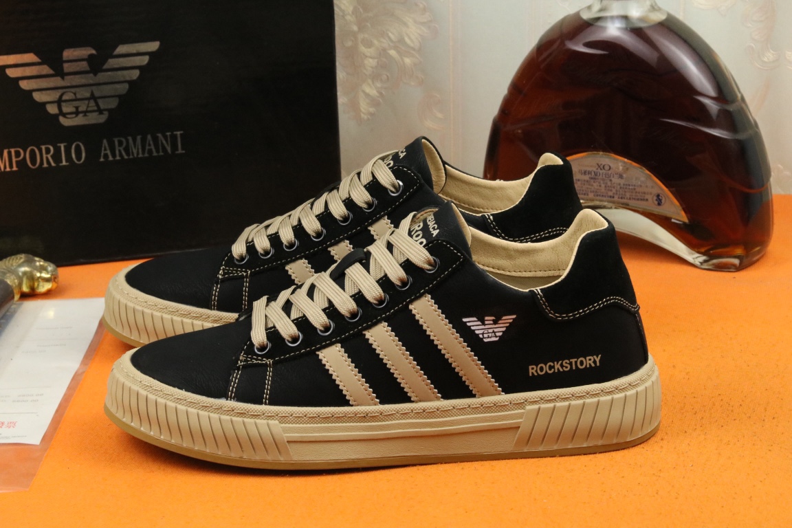 I5  Armani 阿玛尼 上市著名奢侈品牌,专柜同步更新,意大利男鞋时尚杂志季刊封面主推款鞋面采用意大利进口牛皮,羊皮内里.原橡胶大底,上脚舒适有型. 细节无可挑剔.码数38-43