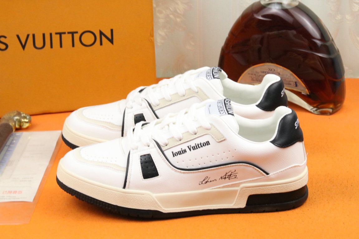 I5 爆款Louis Vuitton 路易威登 LV 顶级代购男士2022HK专柜同步发售.码数：38-44,意大利进口牛皮+原厂定制特殊材料,鞋底：原厂特供原版底,独家活动成型底超级舒适,原厂跟单货,高品质,细节决定品质、我们只为用心做好鞋,可随意进出专柜,欢迎对比