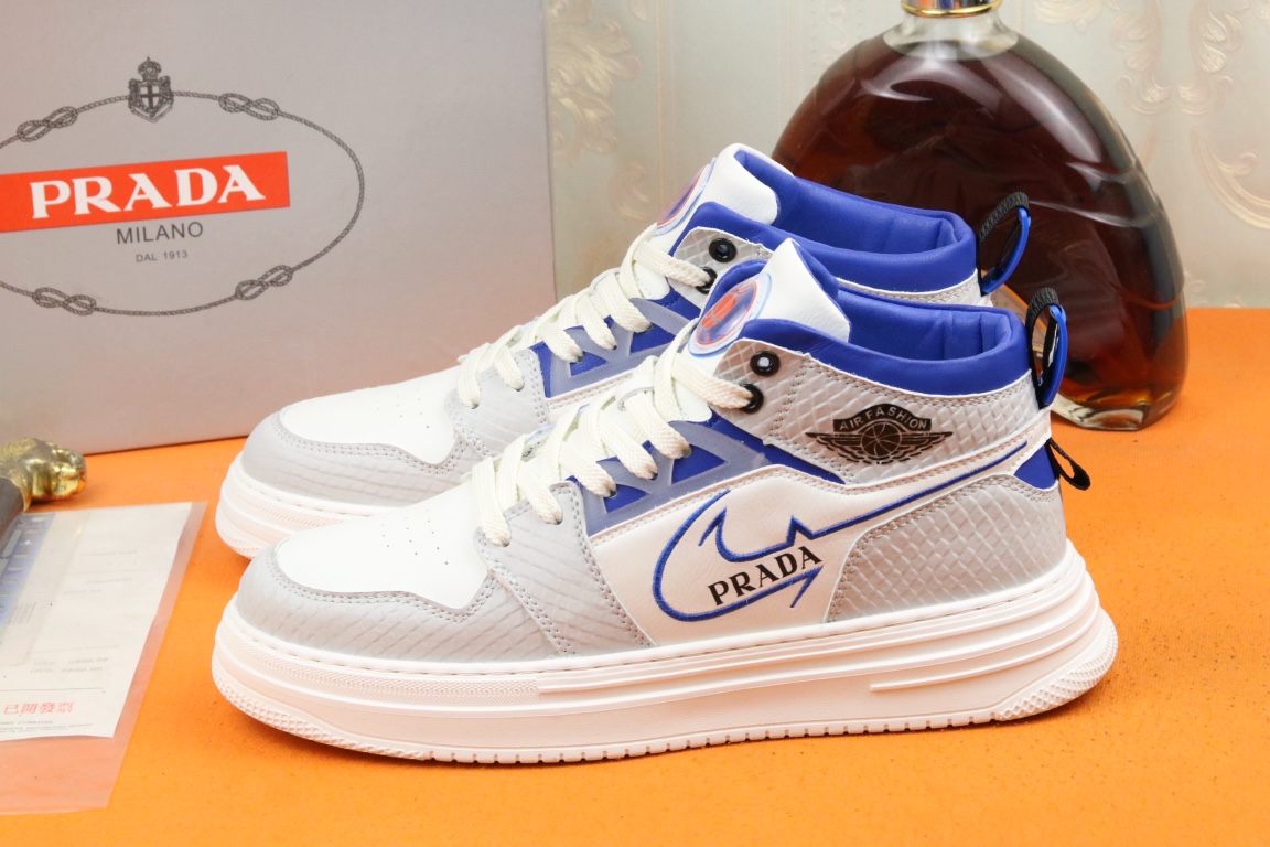 I5 高品质Prada 普拉达 上市著名奢侈品牌,专柜同步更新,意大利男鞋时尚杂志季刊封面主推款鞋面采用意大利进口小牛皮,羊皮内里.原版防滑轻质发泡大底,上脚舒适有型. 细节无可挑剔.码数38-44