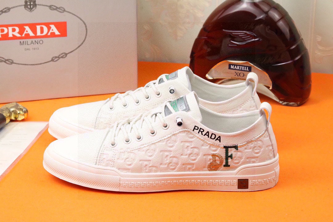 I0 高品质Prada 普拉达 上市著名奢侈品牌,专柜同步更新,意大利男鞋时尚杂志季刊封面主推款鞋面采用意大利进口小牛皮,羊皮内里.原版橡胶大底,上脚舒适有型. 细节无可挑剔.码数38-43