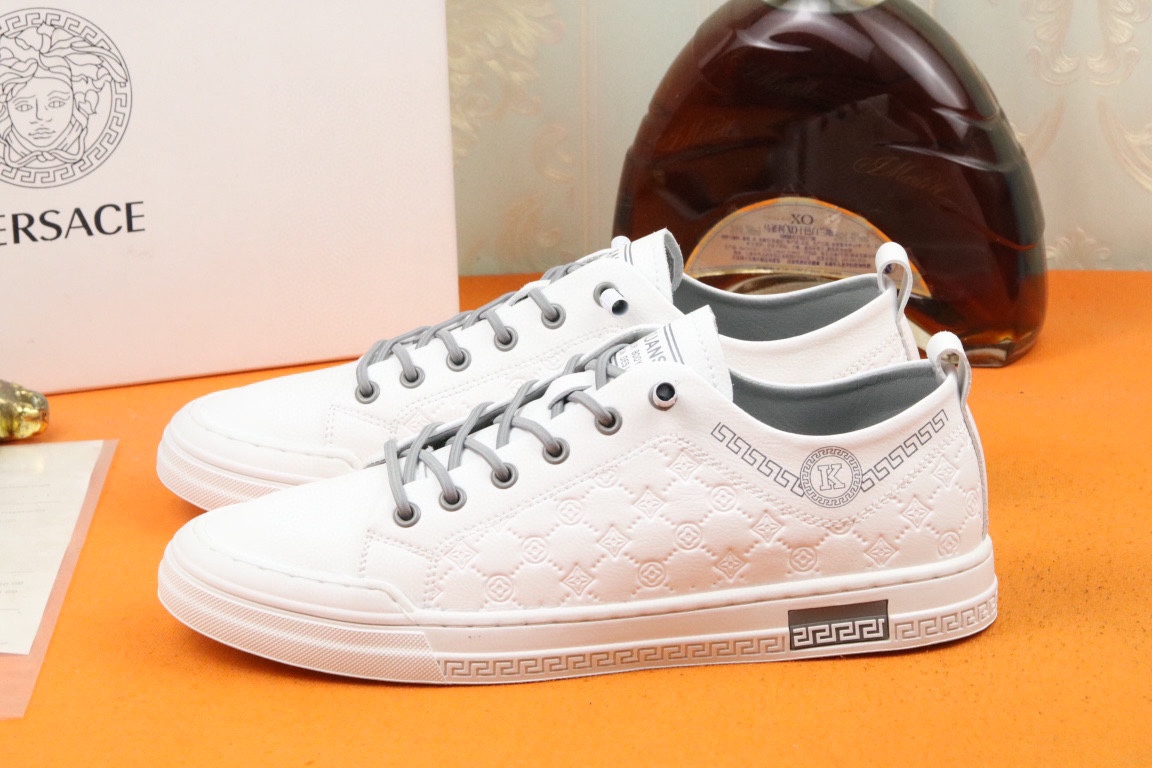 I5  Versace 范思哲  官网最 男士休闲时尚男鞋四季爆款版型时尚,潮男专属 独有的官网最新品牌元素元素鞋面优质进口牛皮,羊皮内里时尚又大方轻质发泡大底实物拍摄38-43