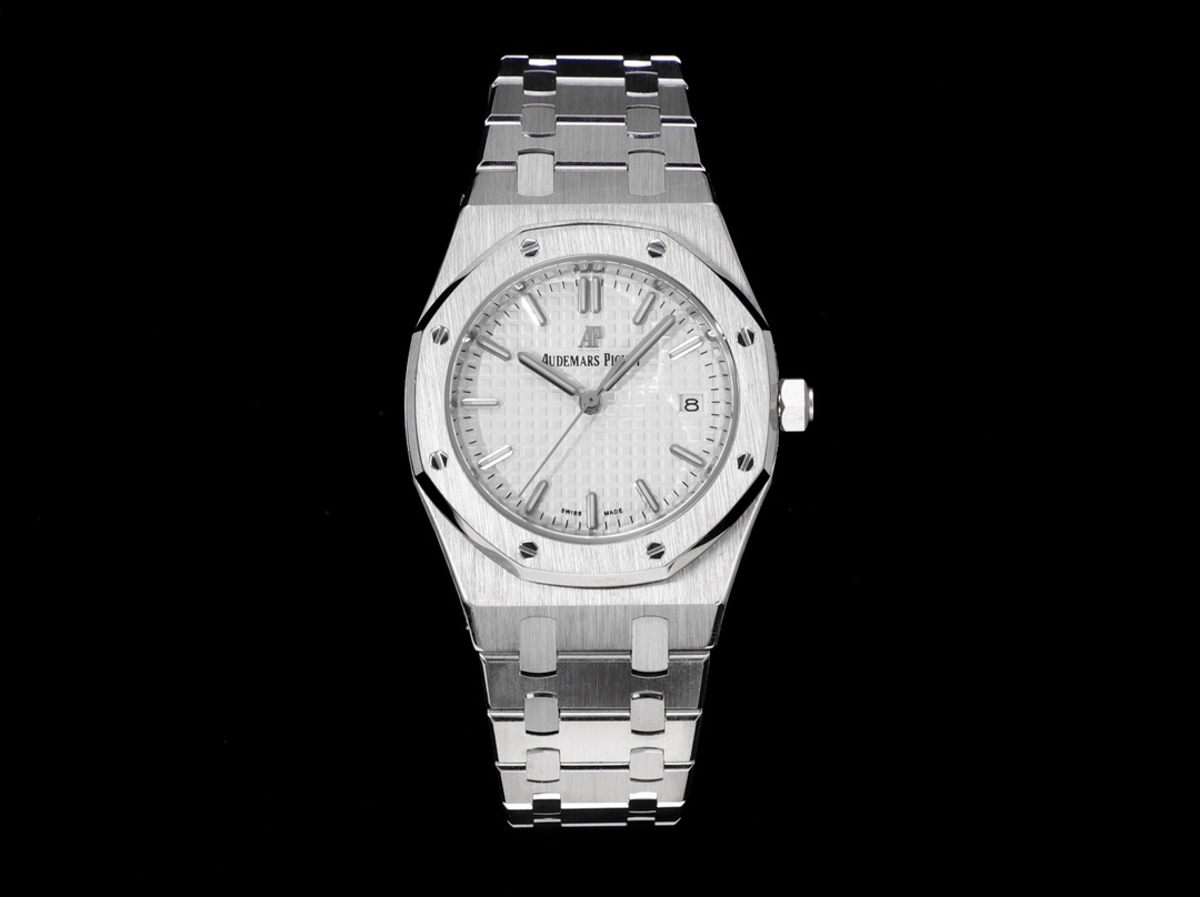 NO:142718,Produced by ZF, White Shell, Gold Shell, Diamond 50 ZF AP Audemars Piguet 34mm Women's Royal Oak Series 77350 and 77351 Fully Automatic Mechanical Women's Watch Diameter 34mm R28 1: The case is made of stainless steel, paired with anti-glare processing sapphire crystal glass mirror and watch bottom, all data materials are made of genuine scanning and polished 2: Equipped with Calibre automatic winding movement, using rose gold and gold automatic rotor specially designed for this style. Stable time travel 3: Every detail of the steel belt ensures that it matches the authenticity, the most humane benchmarking of the authentic head cushion 4: The dial plaid details are clear, matched with fluorescent three-dimensional needles, the luminous needle is filled with imported luminous, which is longer lasting. Please refer to the best luxury gift for ZF, audemars19860909ZF出品 白壳 金壳 钻50 ZF AP爱彼 34mm 女款皇家橡树系列 77350和77351全自动机械女表 直径34毫米 R28 1:表壳采用精钢,搭配防炫目处理蓝宝石水晶玻璃镜面和表底,全部数据材质采用正品扫描打磨而成 2:搭载Calibre 自动上链机芯,采用为该款式特别设计的玫瑰金金自动摆陀.走时稳定 3:钢带每个细节确保吻合正品,最人性化的对标正品头粒缓冲 4:表盘格纹细节清晰,搭配荧光立体表针,表针夜光采用进口夜光填充,更持久.送礼最佳奢华推荐请认准ZF独家品质,,audemars,Watch