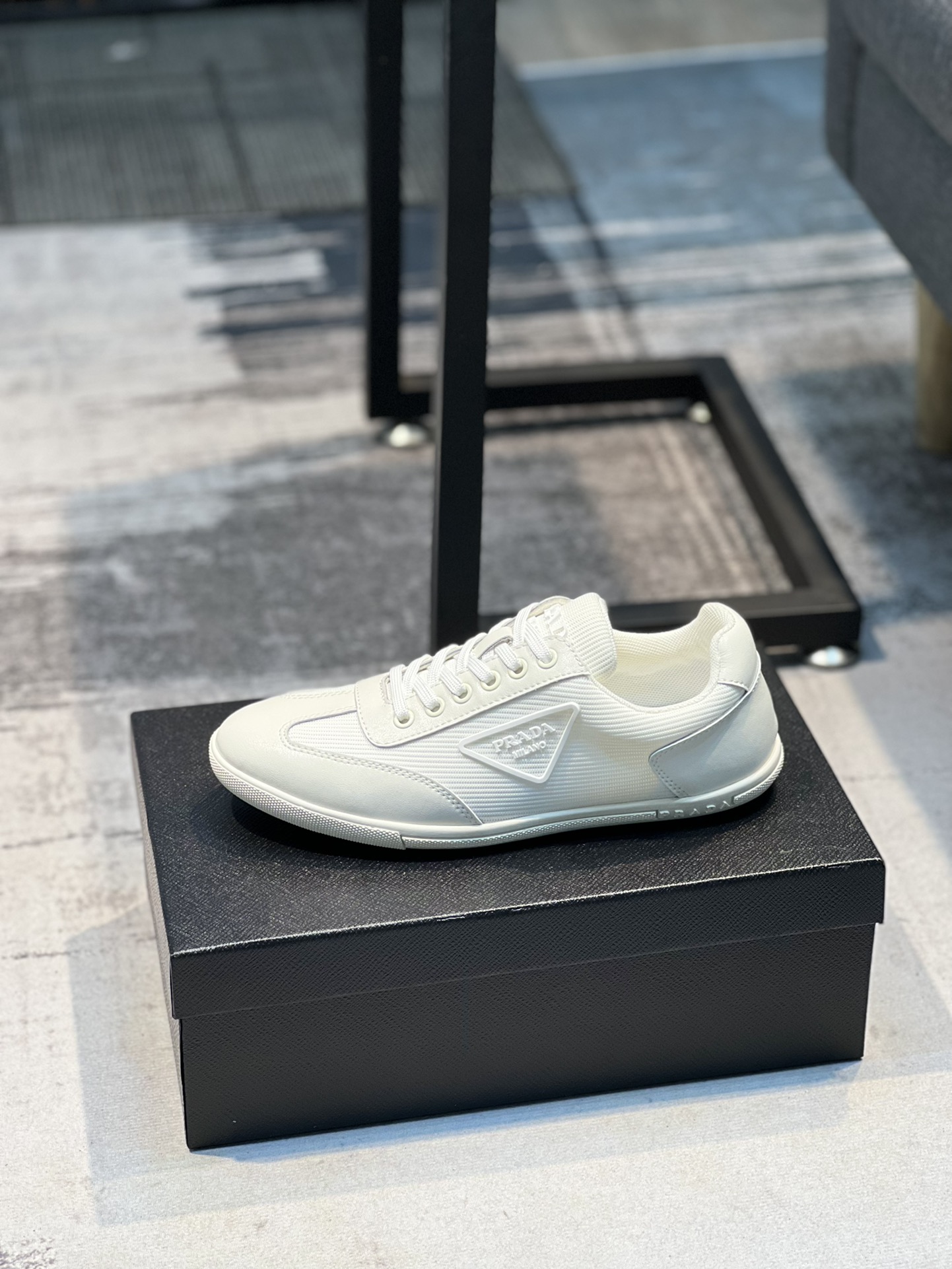 I5  Prada 普拉达 最休闲时尚男鞋,爆款版型简洁大气,潮男专属.独有的官网最新品牌元素元素古奇原版装饰,时尚又大方,面料原版牛皮透气内里,官网指定耐磨休闲大底,专柜经典款实物拍摄38-44