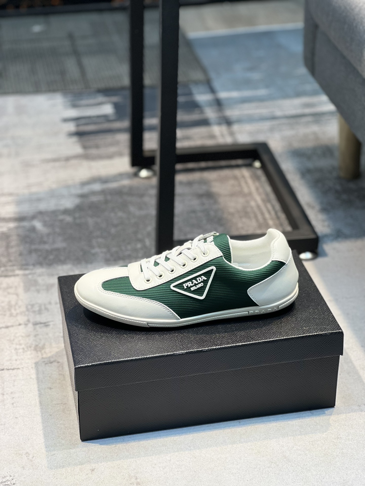 Prada 普拉达 最休闲时尚男鞋,爆款版型简洁大气,潮男专属.独有的官网最新品牌元素元素古奇原版装饰,时尚又大方,面料原版牛皮透气内里,官网指定耐磨休闲大底,专柜经典款实物拍摄38-44