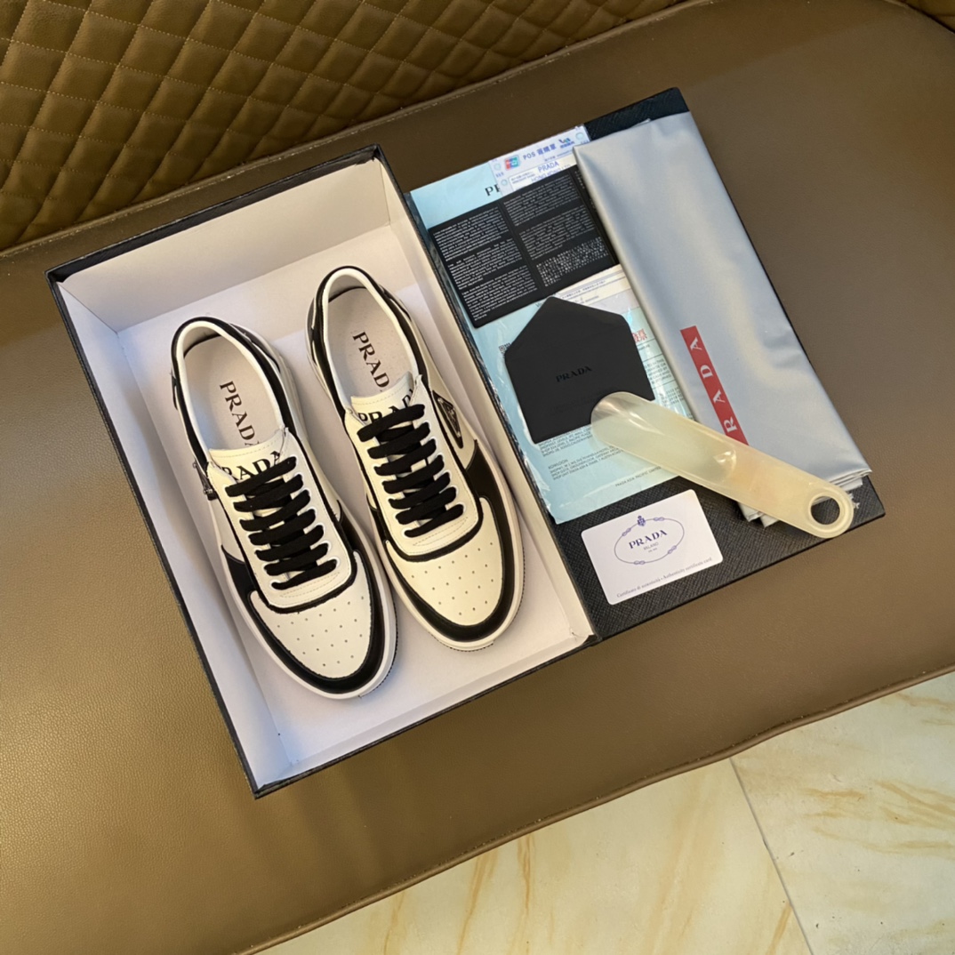 Prada 普拉达 ～独特现代风运动鞋.专柜代购休闲鞋 男士2022专柜同步发售,意大利进口原版品牌精选头柔软磨砂牛皮 拒绝脱色磨脚鞋底：原厂特供原版底, 超酷 法国懒人风格设计 懒人套脚套脚 原单品质 超舒服原版底 . 适合户外司机驾车完美 ,男鞋码数：38-44 45码可定做白绿色 白红色 白黑色 选长期供实体店补货