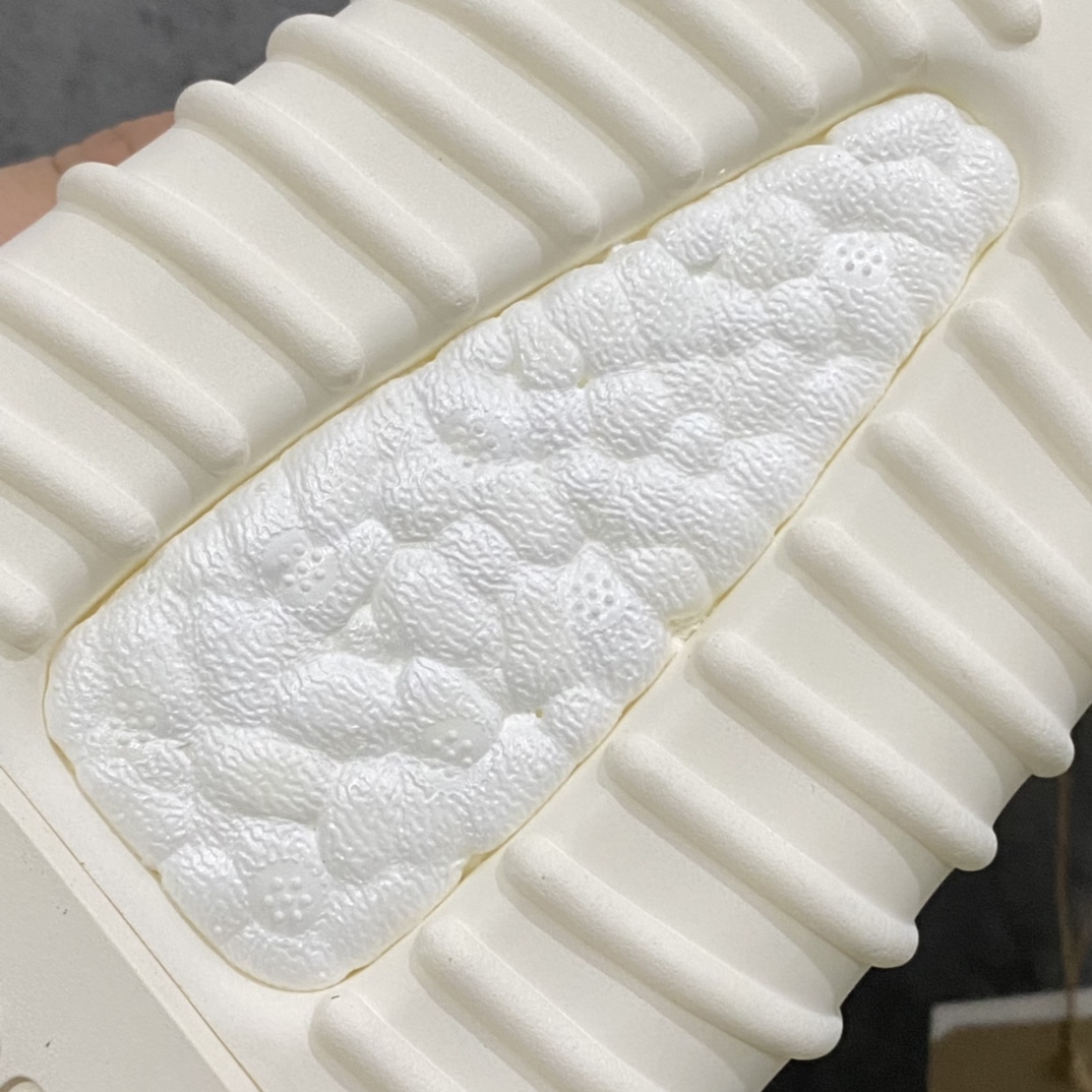 图片[3]-God版本2022版Yeezy350初代 \”Turtle Dove\” 灰白 AQ4832 原厂再生高弹纱 艺超原厂鞋带 原厂Cost高斯环保线 百宏原厂后拉织带环 德国进口巴斯夫大底 原档案底模数据 区别市面一切版本 均不是一个档次 辰元原厂针织代工 细节还原度极高 大几率过验 尺码 36 36.5 37 38 38.5 39 40 40.5 41 42 42.5 43 44 44.5 45 46 47-选品中心