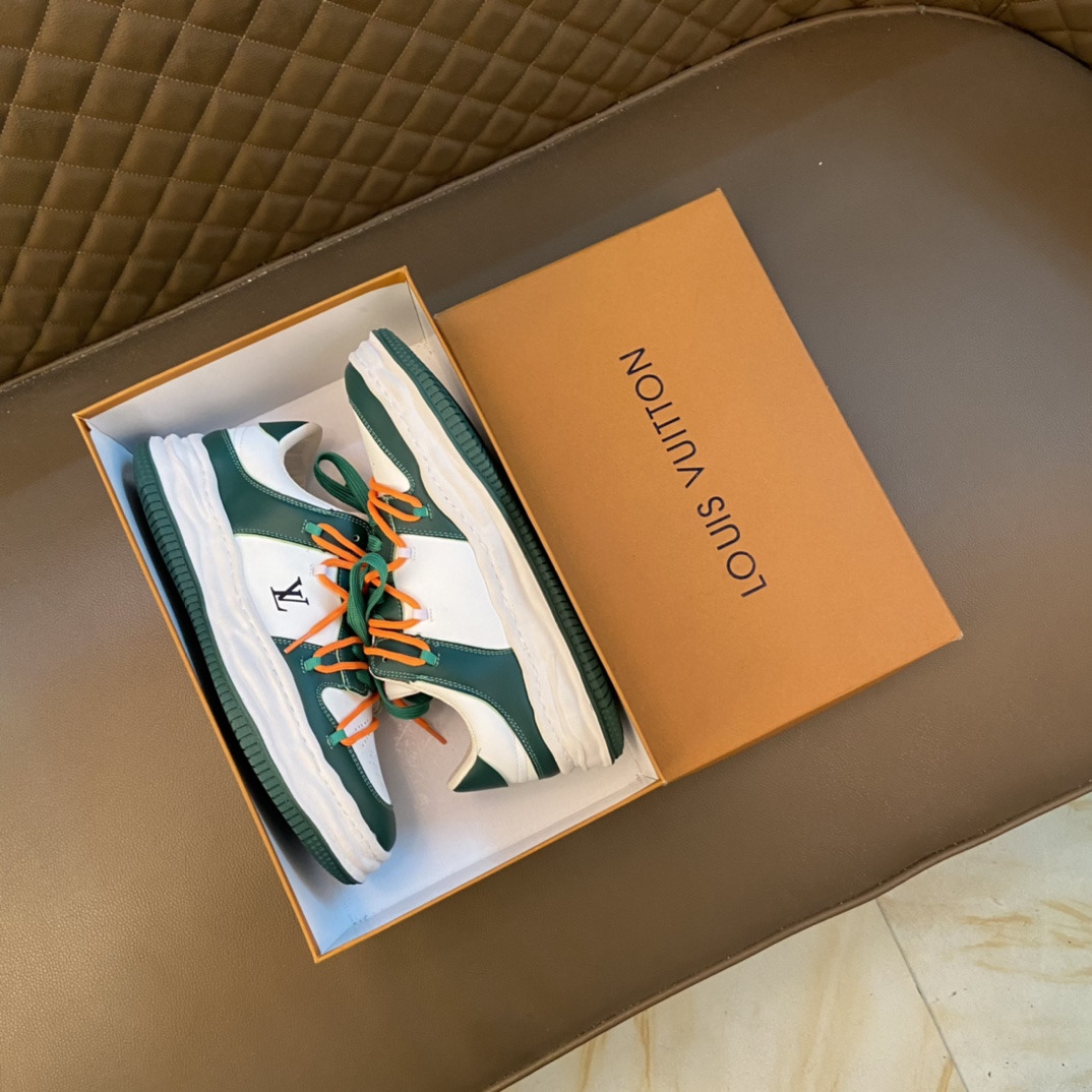 I5 LOUlS VUlTTON 路易威登～独特现风运动鞋.LV专柜代购休闲鞋 男士2022专柜同步发售,意大利进口原版品牌精选头层牛皮. 原版羊皮里拒绝脱色磨脚鞋底：原厂特供原版底,.法国懒人风格设计 套脚 贴原单品质 超舒服原版底 .就好像实物拍摄实物更赞 适合户外司机驾车完美 高品质板鞋,男装男鞋码数：38-44 45可定做 白绿 白黑色 选