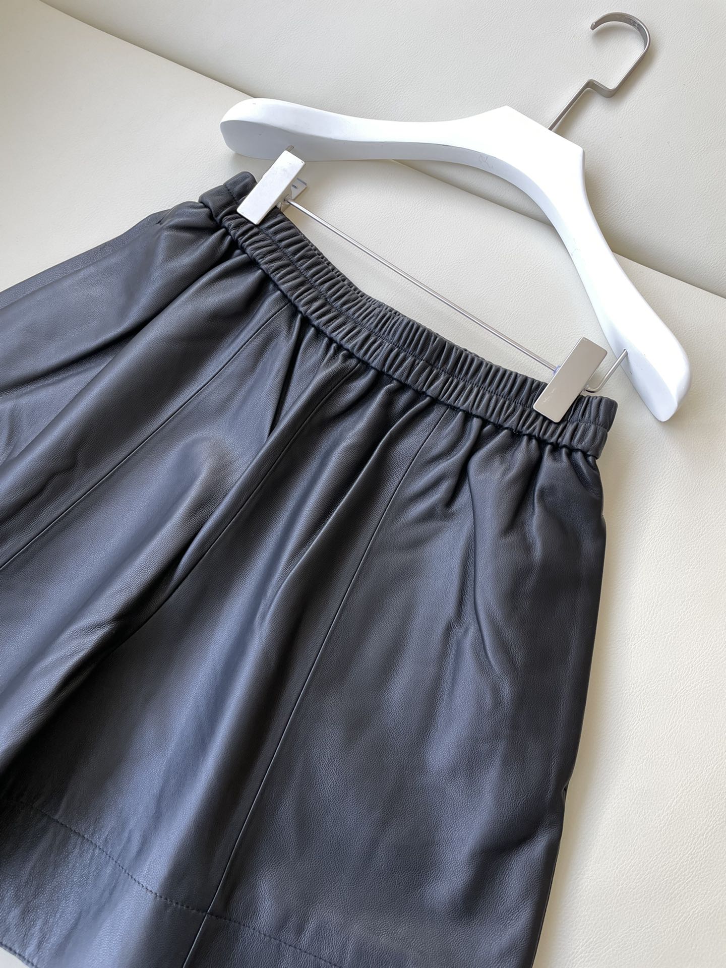 High-Quality Leather Shorts with American Sports Style, Sizes 36-40, for Fashionable Look - 图片 2