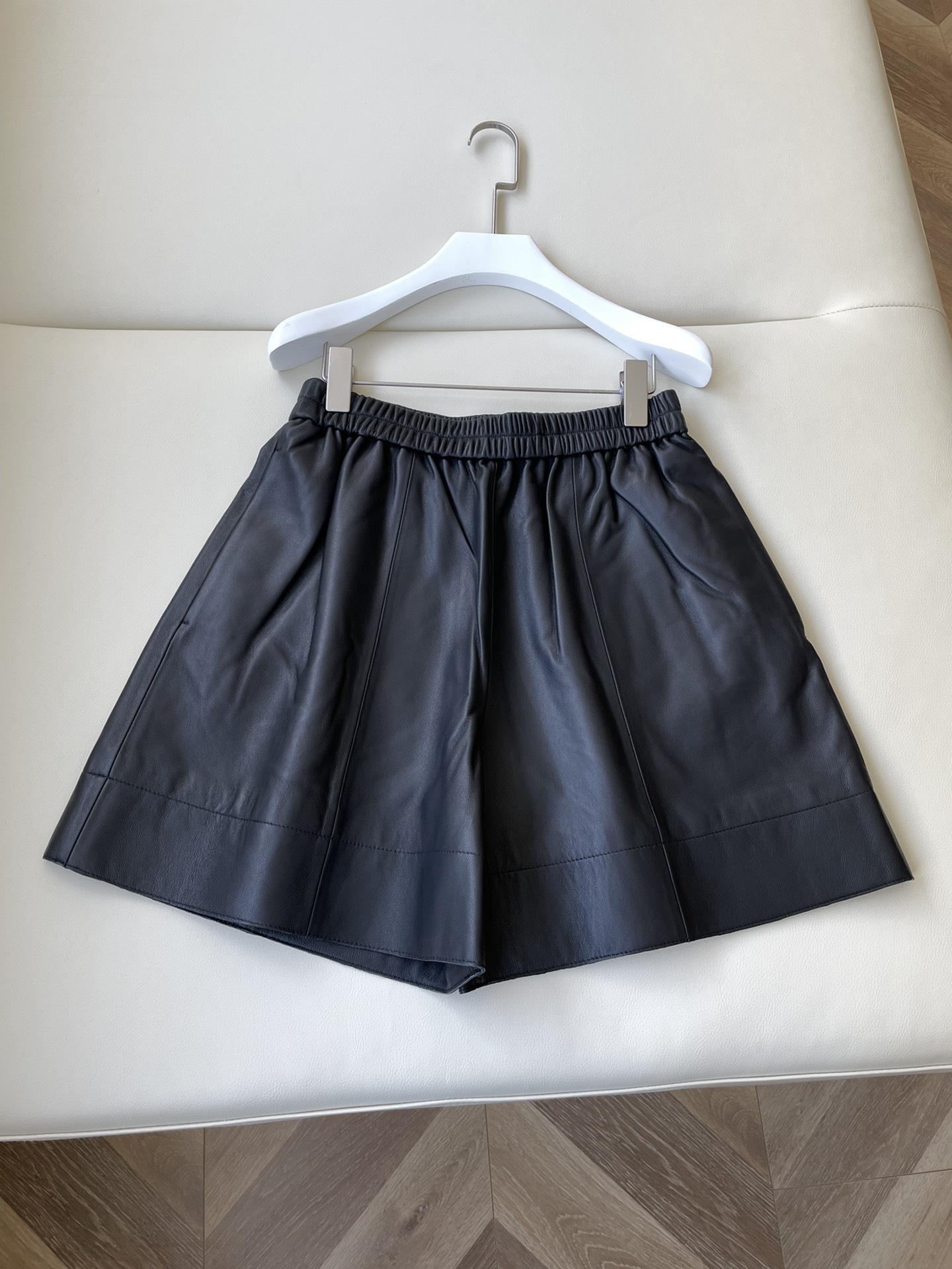 High-Quality Leather Shorts with American Sports Style, Sizes 36-40, for Fashionable Look - 图片 1