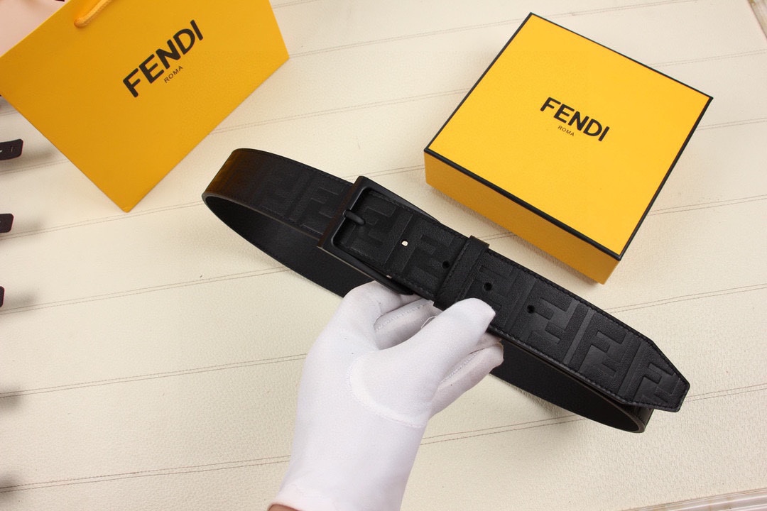 I5 Fendi 芬迪  宽38MM 标志造型宽皮带.原版针扣,进口原版小牛皮制成,印有浮雕黑FF 图案.镀金表面金属制品,品质保证.