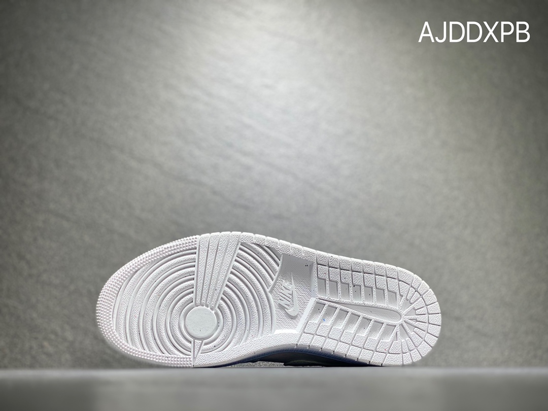 本地自取240 NIKE Air Jordan 1 mid乔丹中帮休闲板鞋 DM9126-104