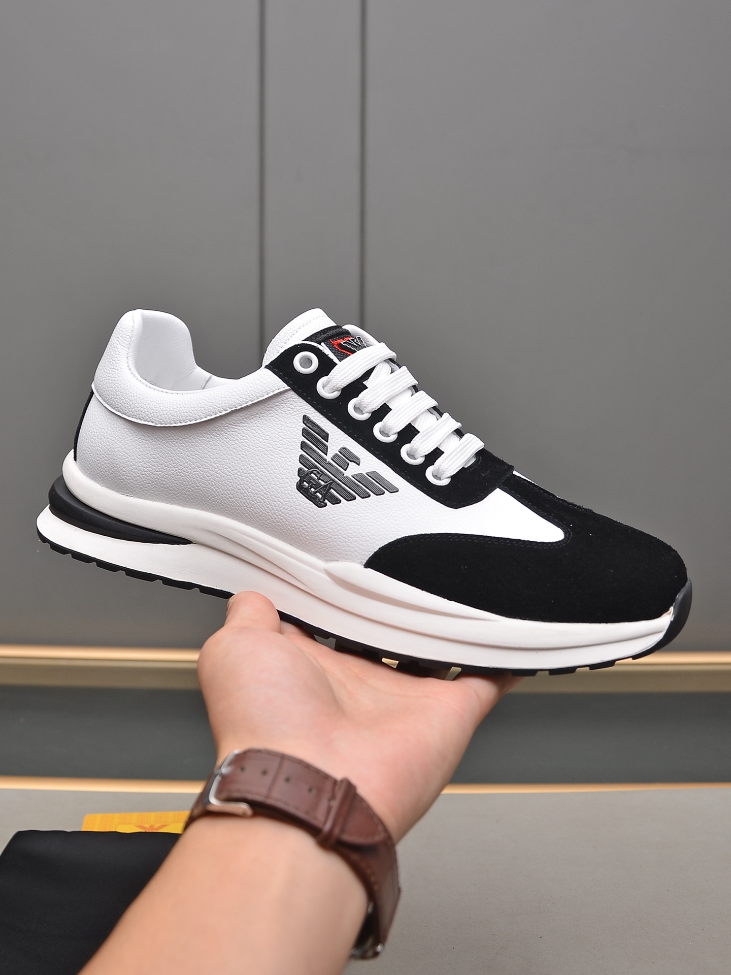 I0 跑量主推款 Armani 阿玛尼 爆款四季系带款最新休闲鞋 火爆热卖官网同款原单爆款 工厂精选牛皮材料1：1原板 羊皮内里,原厂大底.身配件一比一开模 专柜品质 亲们你还为穿着搭配鞋发愁那这款鞋你就是你不二的选择38-44,第一眼就想穿它.