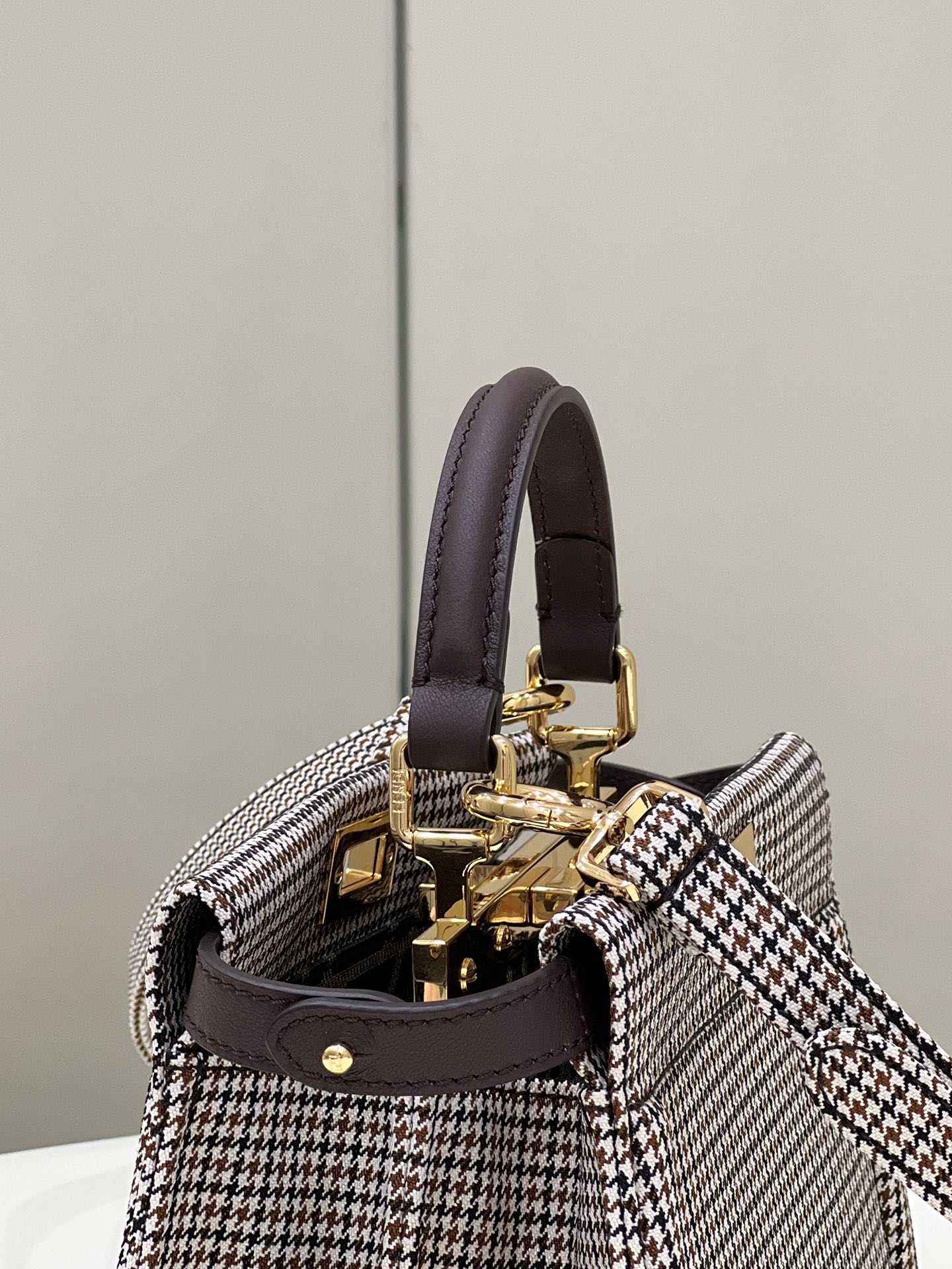 Fendi's original peekaboo petit houndstooth design has a high-end temperament! Qiao Meis same style Get is all cool and cool ~ super versatile, d