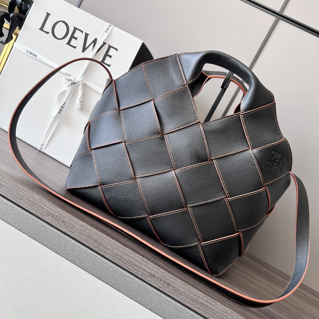 Loewe🌟Small Surplus Leather Woven Basket Bag👜(New Design🆕New Size) This traditional basket bag is reinterpreted with precise woven classic cowhide leather and soft grain leather strips, creating a checkerboard effect, and features a rolled cowhide leather top handle. *Can be carried on the shoulder, crossbody, or by the top handle*Detachable shoulder strap*Cowhide leather tie closure*Unlined*Anagram embossing🌟Size: 24*16*23cm Model: 062840123 image 1