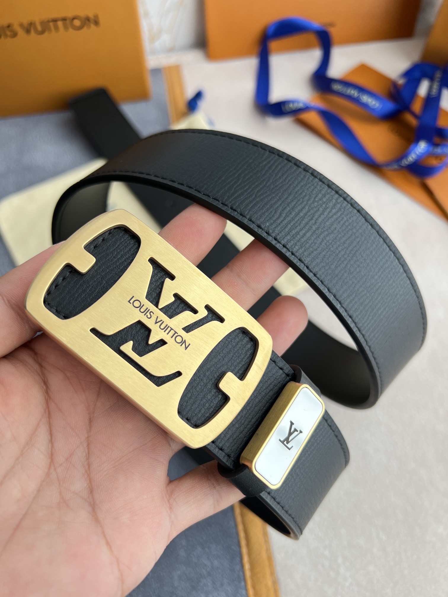 I0 Louis vuitton 路易威登 LV 腰带皮带原单 型号：挂扣,经典纯钢材质挂扣,头层牛皮,图片实物拍摄 材料：头层牛皮,挂扣系列,纯钢材质扣头,钯镀电镀工艺永不掉色.原版头层牛皮牙签纹平纹底,金扣,经典纯钢材质扣头,专柜同等质量,送人自用首选 包装如图专柜包装,赠送打孔器,原版电子票,宽度3.8cm