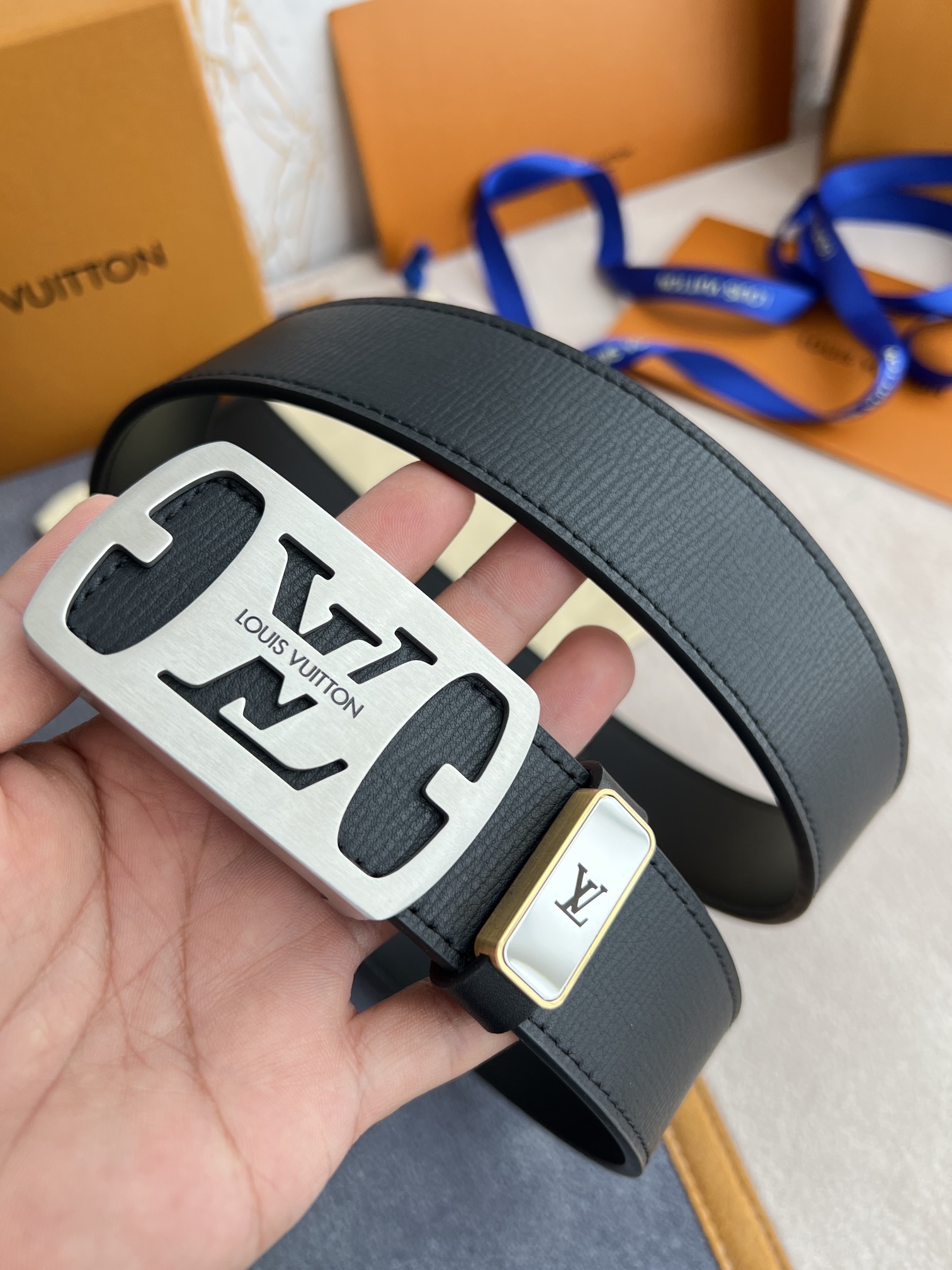 I0 Louis vuitton 路易威登 LV 腰带皮带原单 型号：挂扣,经典纯钢材质挂扣,头层牛皮,图片实物拍摄 材料：头层牛皮,挂扣系列,纯钢材质扣头,钯镀电镀工艺永不掉色.原版头层牛皮牙签纹平纹底,银扣,经典纯钢材质扣头,专柜同等质量,送人自用首选 包装如图专柜包装,赠送打孔器,原版电子票,宽度3.8cm