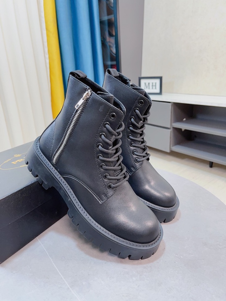 J5 PRADA可上淘宝 Prada 普拉达  潮男必备高帮靴 浓郁的欧洲时尚气息 大气的鞋楦 屌爆了 高端品质 全进口牛皮擦色 皮质柔软 全真皮内里脚感舒适 轻量化橡胶大底厚而舒适 38-44