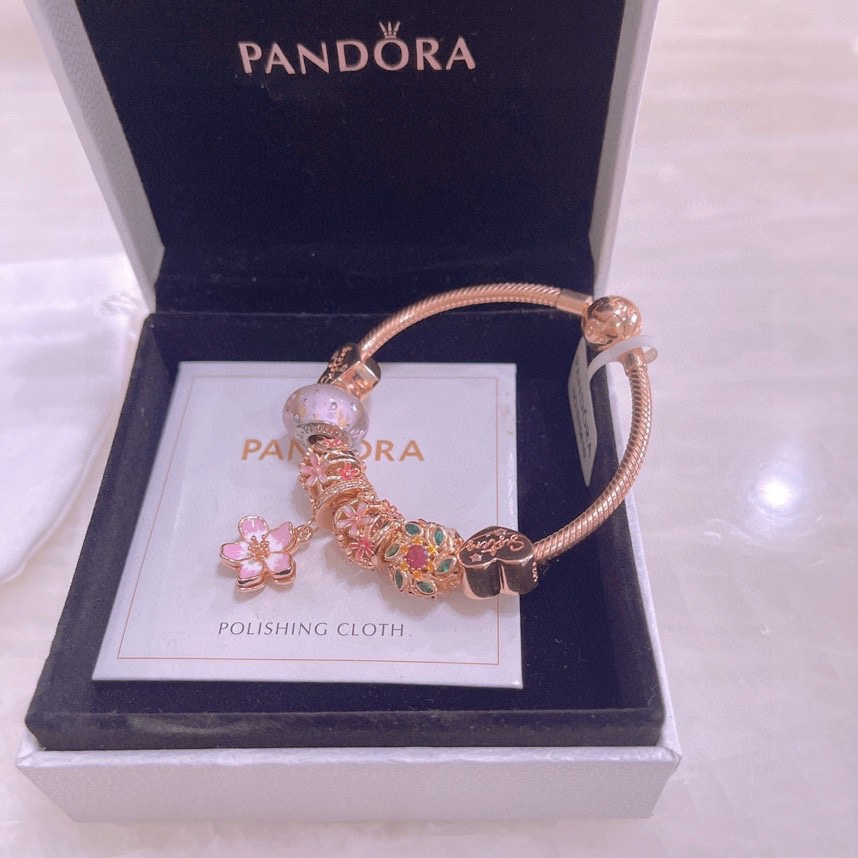 💰210潘多拉手链手镯 Pandora 手链抖音网红 直播带货，每一颗配件都有其含义，证明出潘多拉手PANDORA💋【潘多拉 】💘
925纯银手链，17厘米-21厘米
🎊配送专柜包装盒
一件代发！🌹🌹🌹