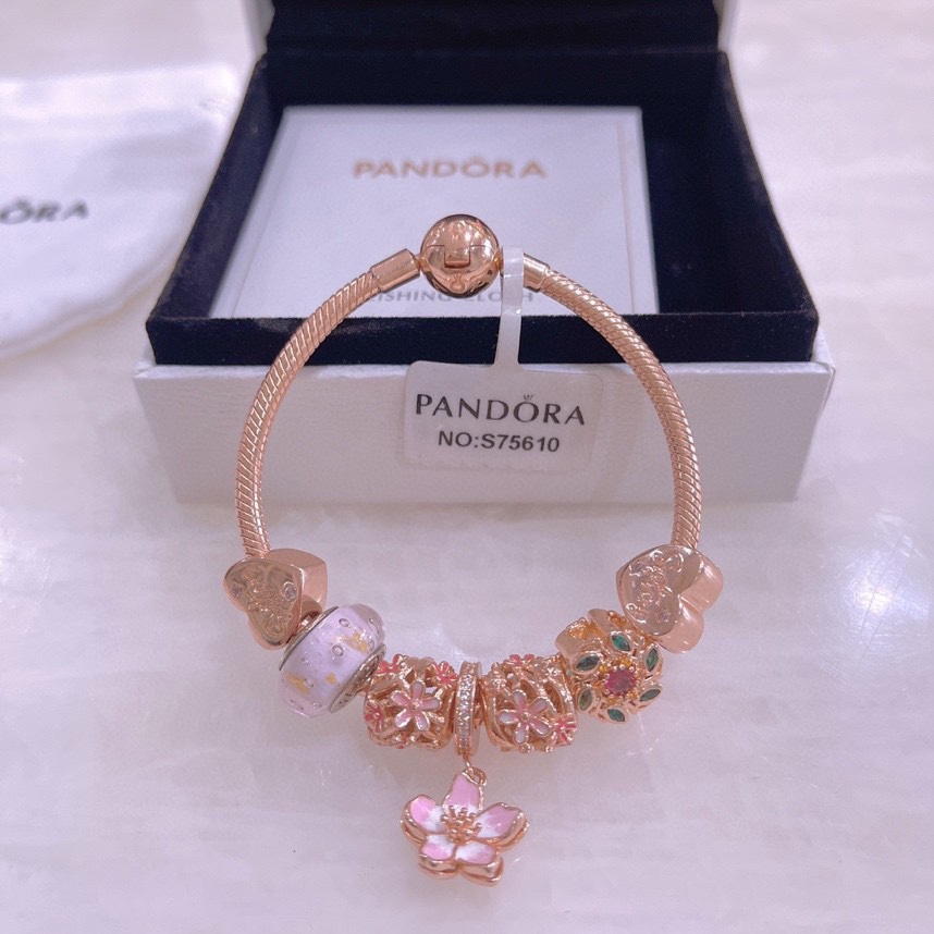 💰210潘多拉手链手镯 Pandora 手链抖音网红 直播带货，每一颗配件都有其含义，证明出潘多拉手PANDORA💋【潘多拉 】💘
925纯银手链，17厘米-21厘米
🎊配送专柜包装盒
一件代发！🌹🌹🌹