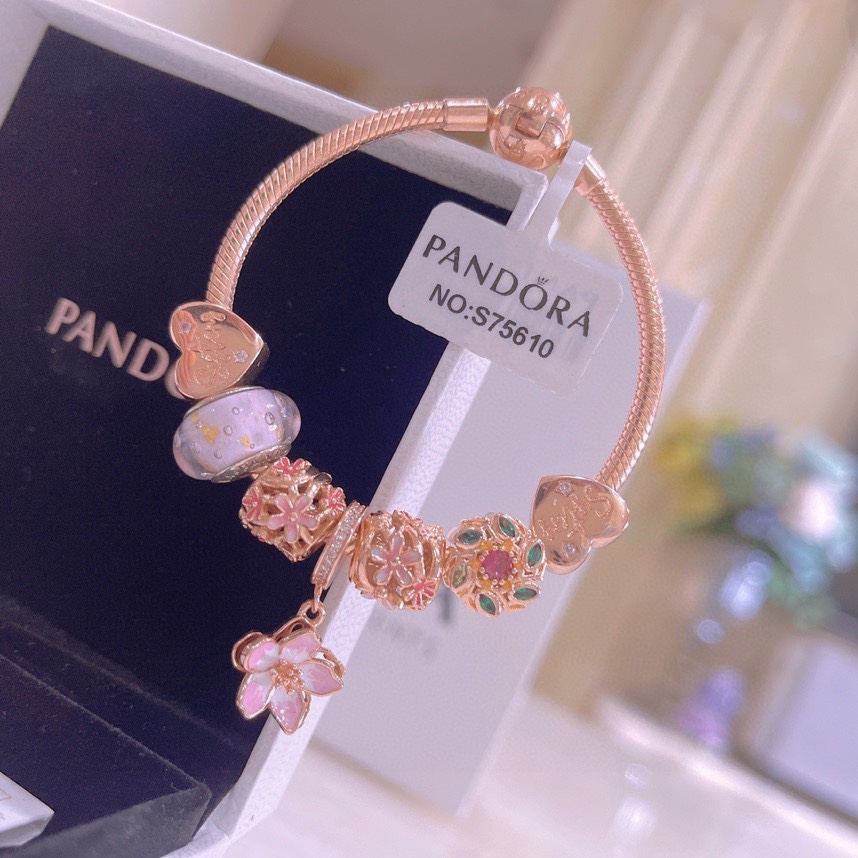💰210潘多拉手链手镯 Pandora 手链抖音网红 直播带货，每一颗配件都有其含义，证明出潘多拉手PANDORA💋【潘多拉 】💘
925纯银手链，17厘米-21厘米
🎊配送专柜包装盒
一件代发！🌹🌹🌹